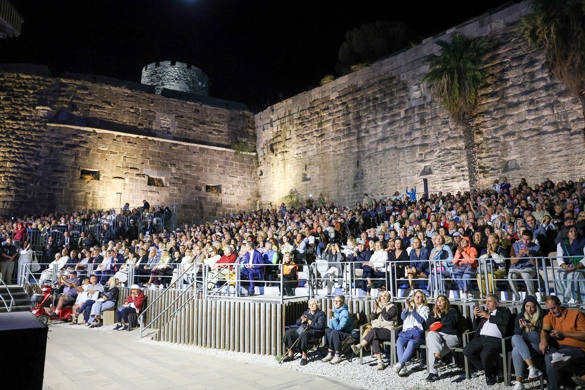BODRUM’DA ZEKİ MÜREN’İN 30. ÖLÜM YIL DÖNÜMÜNDE ANMA KONSERİ