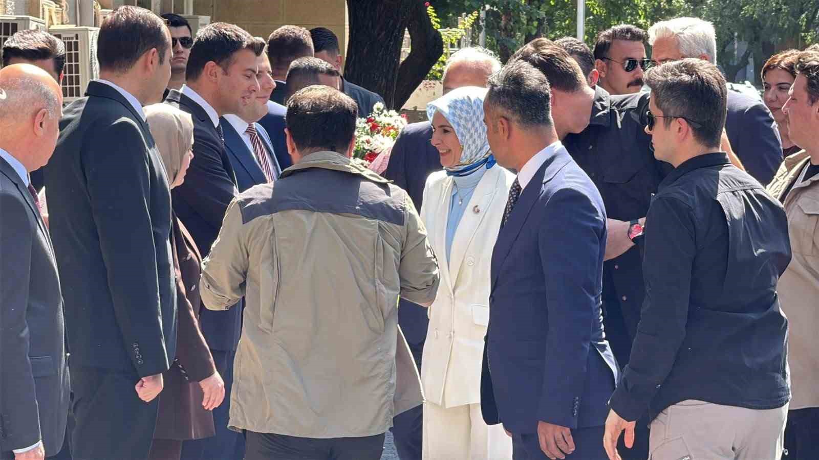 AİLE VE SOSYAL HİZMETLER BAKANI MAHİNUR ÖZDEMİR GÖKTAŞ, BİR DİZİ PROGRAMA KATILMAK ÜZERE DİYARBAKIR’A GELDİ.