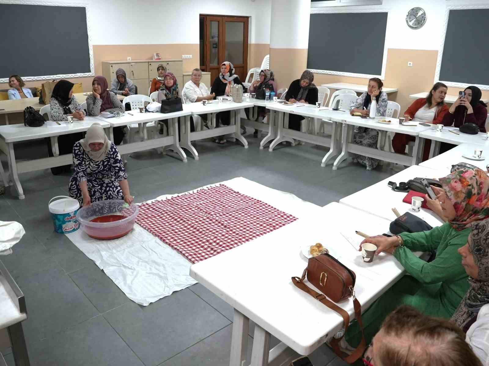 DENİZLİ BÜYÜKŞEHİR BELEDİYESİ, KENTİN KÖKLÜ MUTFAK KÜLTÜRÜNÜ YAŞATMAK VE GELENEKSEL TARİFLERİ GELECEK KUŞAKLARA AKTARMAK AMACIYLA "GEÇMİŞTEN GELEN LEZZETLER, GELECEĞE KALAN TARİFLER" TEMASIYLA GELENEKSEL LEZZETLER ATÖLYE SERİSİNİ BAŞLATTI. SERİNİN İLK ETKİNLİĞİ OLAN TARHANA YAPIMI ATÖLYESİ YOĞUN İLGİ GÖRÜRKEN, SIRADAKİ ERİŞTE YAPIMI ATÖLYESİ İÇİN BAŞVURULAR BAŞLADI.