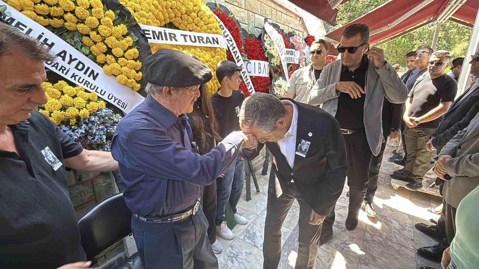 ESKİ ESKİŞEHİR BÜYÜKŞEHİR BELEDİYE BAŞKANI YILMAZ BÜYÜKERŞEN'İN 78 YAŞINDA HAYATINI KAYBEDEN KARDEŞİ GÜZİN BÜYÜKERŞEN, KILINAN CENAZE NAMAZININ ARDINDAN ASRİ MEZARLIK'TA TOPRAĞA VERİLDİ.