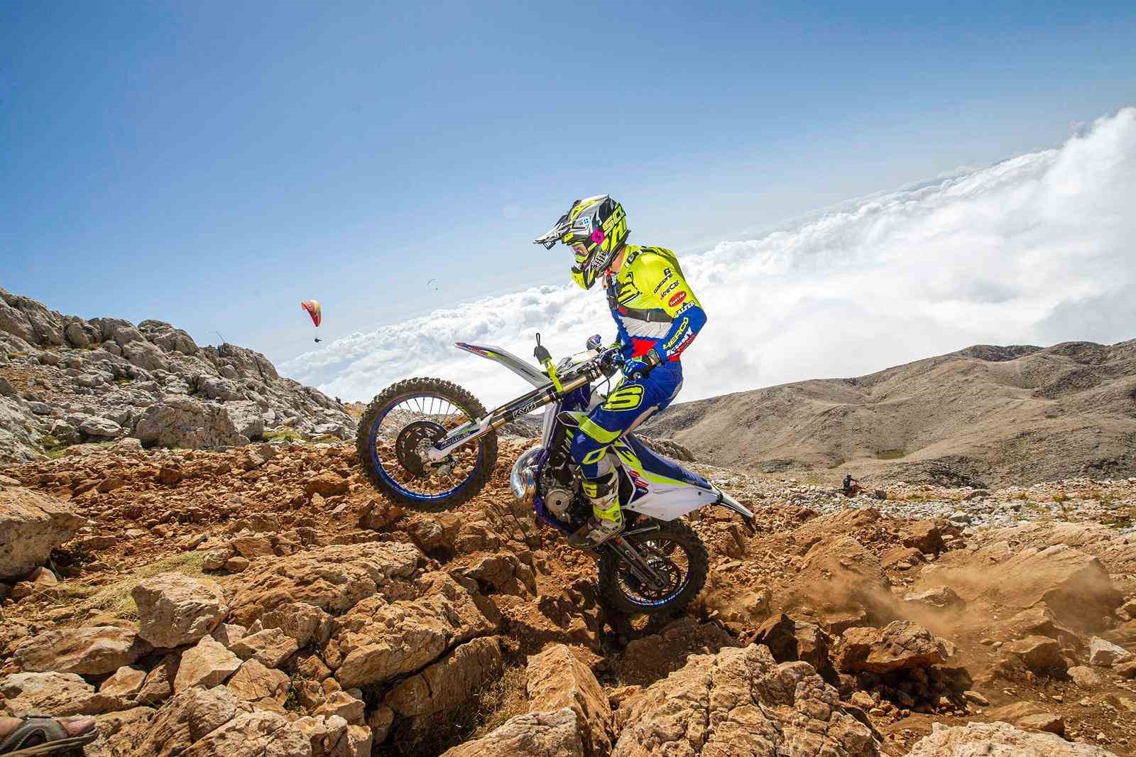 DENİZDEN ZİRVEYE UZANAN BENZERSİZ PARKURUYLA HARD ENDURO DÜNYASININ DİKKAT ÇEKEN ORGANİZASYONLARINDAN SEA TO SKY, 7-10 EKİM 2026 TARİHLERİNDE ANTALYA’NIN KEMER İLÇESİNDE DÜNYANIN ÖNDE GELEN SPORCULARINI AĞIRLAYACAK.