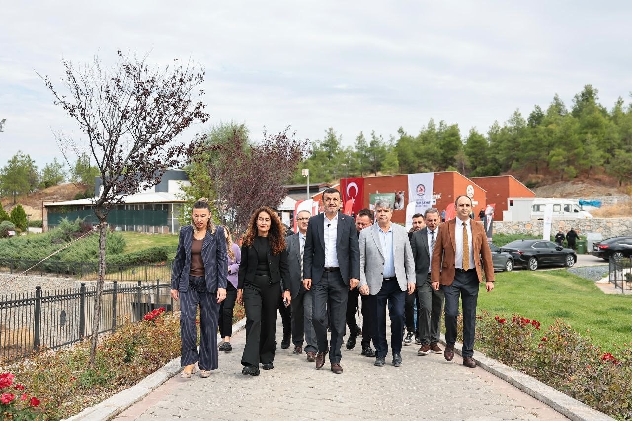 DENİZLİ BÜYÜKŞEHİR BELEDİYESİ, 4 EKİM DÜNYA HAYVANLARI KORUMA GÜNÜ DOLAYISIYLA SOKAK HAYVANLARI BARINMA VE REHABİLİTASYON MERKEZİ’NDE ANLAMLI BİR ETKİNLİĞE EV SAHİPLİĞİ YAPTI. EŞİ NİLGÜN ÇAVUŞOĞLU, PROTOKOL ÜYELERİ VE ÇOCUKLARLA BİRLİKTE TESİSİ GEZEN BAŞKAN BÜLENT NURİ ÇAVUŞOĞLU, "ŞEHRİMİZİ BERABER PAYLAŞTIĞIMIZ CAN DOSTLARIMIZA YALNIZCA BUGÜN DEĞİL, HER ZAMAN SAHİP ÇIKMAYA DEVAM EDECEĞİZ" DEDİ.