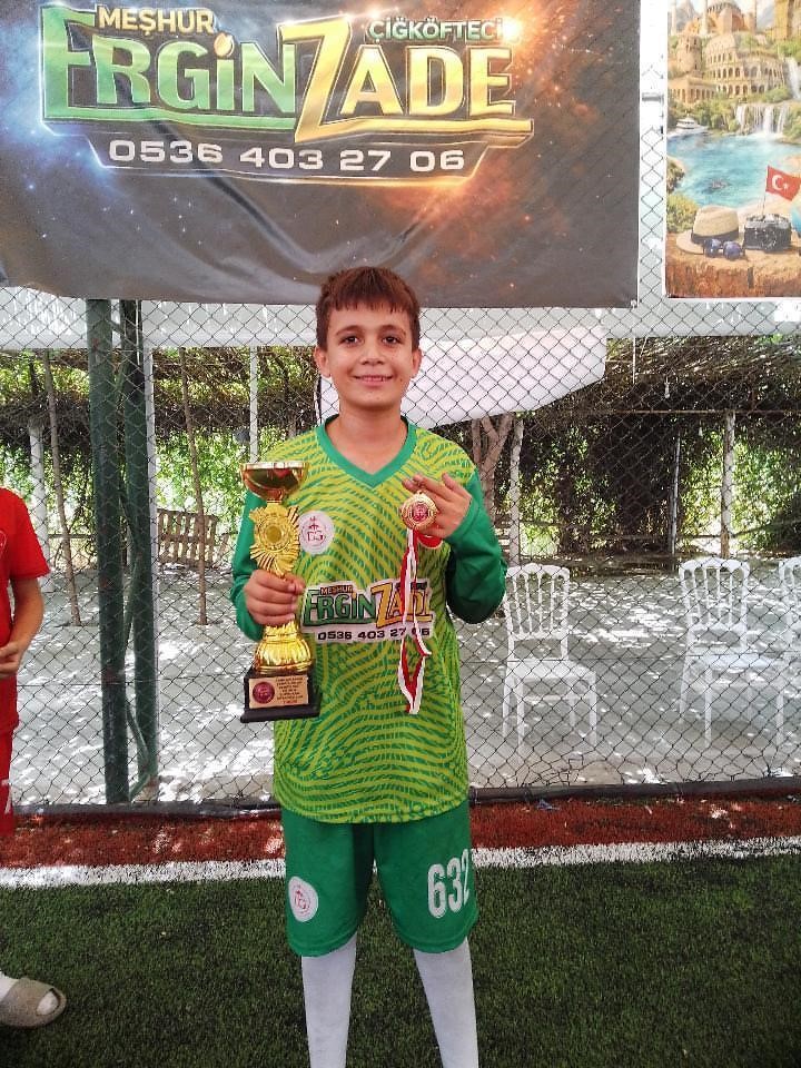 TURNUVADA YUNUS EMRE CAMİİ TAKIMINDAN KALECİ ÇINAR GÜN İSE TURNUVANIN EN AZ GOL YİYEN KALECİSİ OLDU.