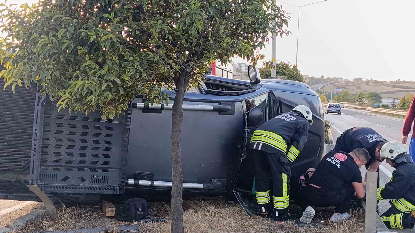 TEKİRDAĞ’IN SÜLEYMANPAŞA İLÇESİNDE FİLM SAHNELERİNİ ARATMAYAN OLAYDA, İDDİAYA GÖRE KULLANDIĞI ARAÇLA 2 YAYAYA ÇARPAN SÜRÜCÜ, OLAY YERİNDEN UZAKLAŞTI.  ÇEVRE YOLU’NDA İSTANBUL İSTİKAMETİNDE İLERLEDİĞİ SIRADA 2 ARACA DAHA ÇARPARAK KAZAYA KARIŞTI. İKİ AYRI KAZADA TOPLAM 4 KİŞİ YARALANIRKEN, ARACI KULLANAN SÜRÜCÜ E.G  POLİS EKİPLERİNCE YAKALANDI.