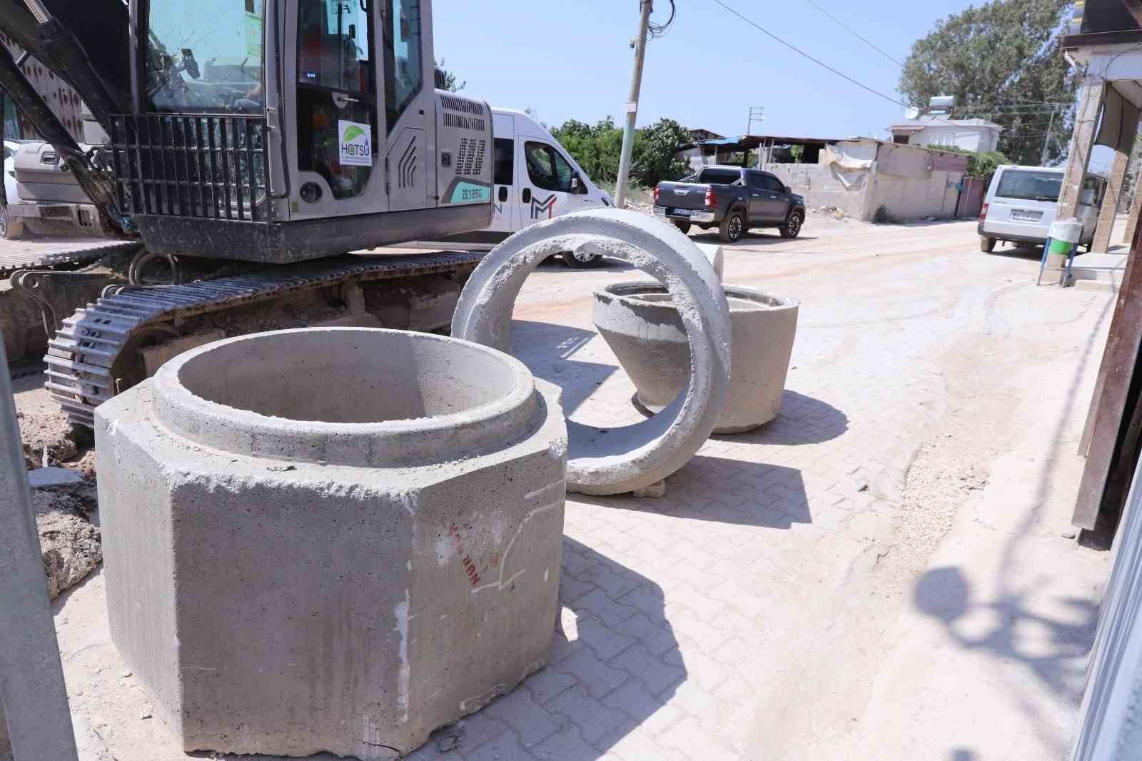 REYHANLI İLÇESİ TAYFUR SÖKMEN MAHALLESİ’NDE DEVAM EDEN KANALİZASYON HATTI ÇALIŞMALARINDAN GÖRÜNTÜ.