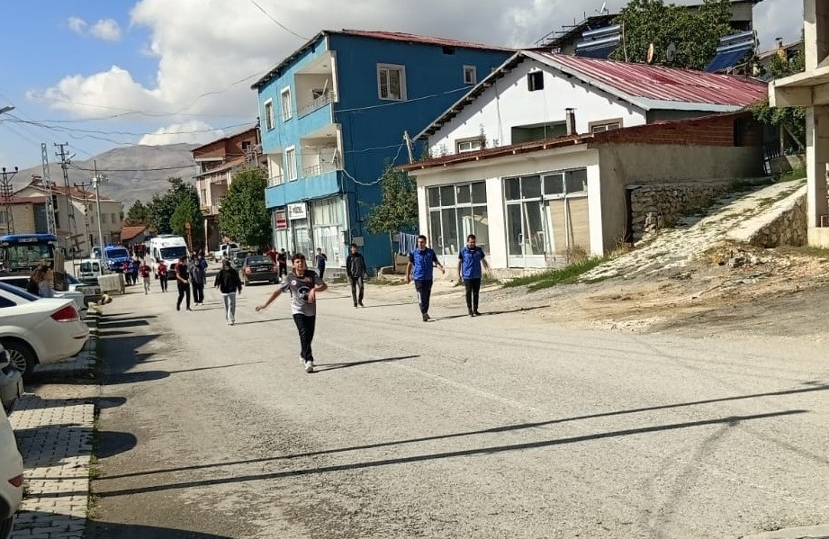 ADIYAMAN’IN ÇELİKHAN İLÇESİNDE AMATÖR SPOR HAFTASI ETKİNLİKLERİ KAPSAMINDA ÖDÜLLÜ ATLETİZM KOŞUSU DÜZENLENDİ.