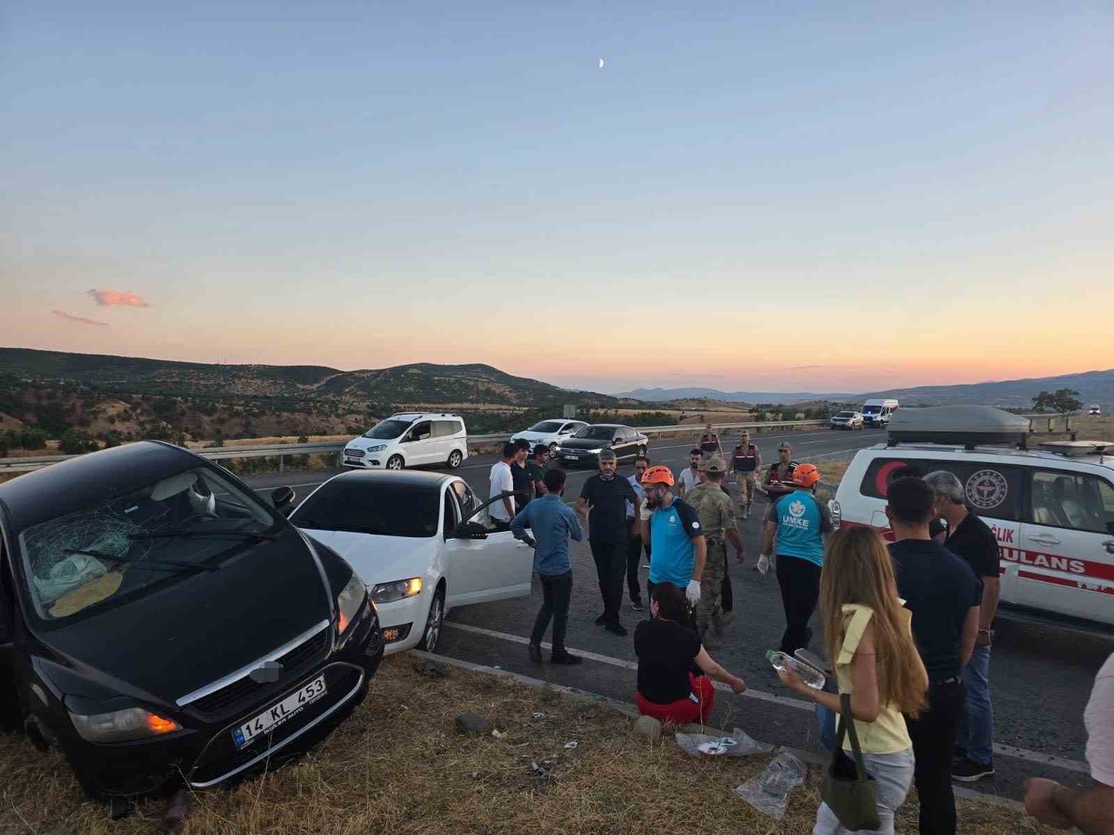 BİNGÖL’DE MEYDANA GELEN TRAFİK KAZASINDA 3 KİŞİ YARALANDI.
