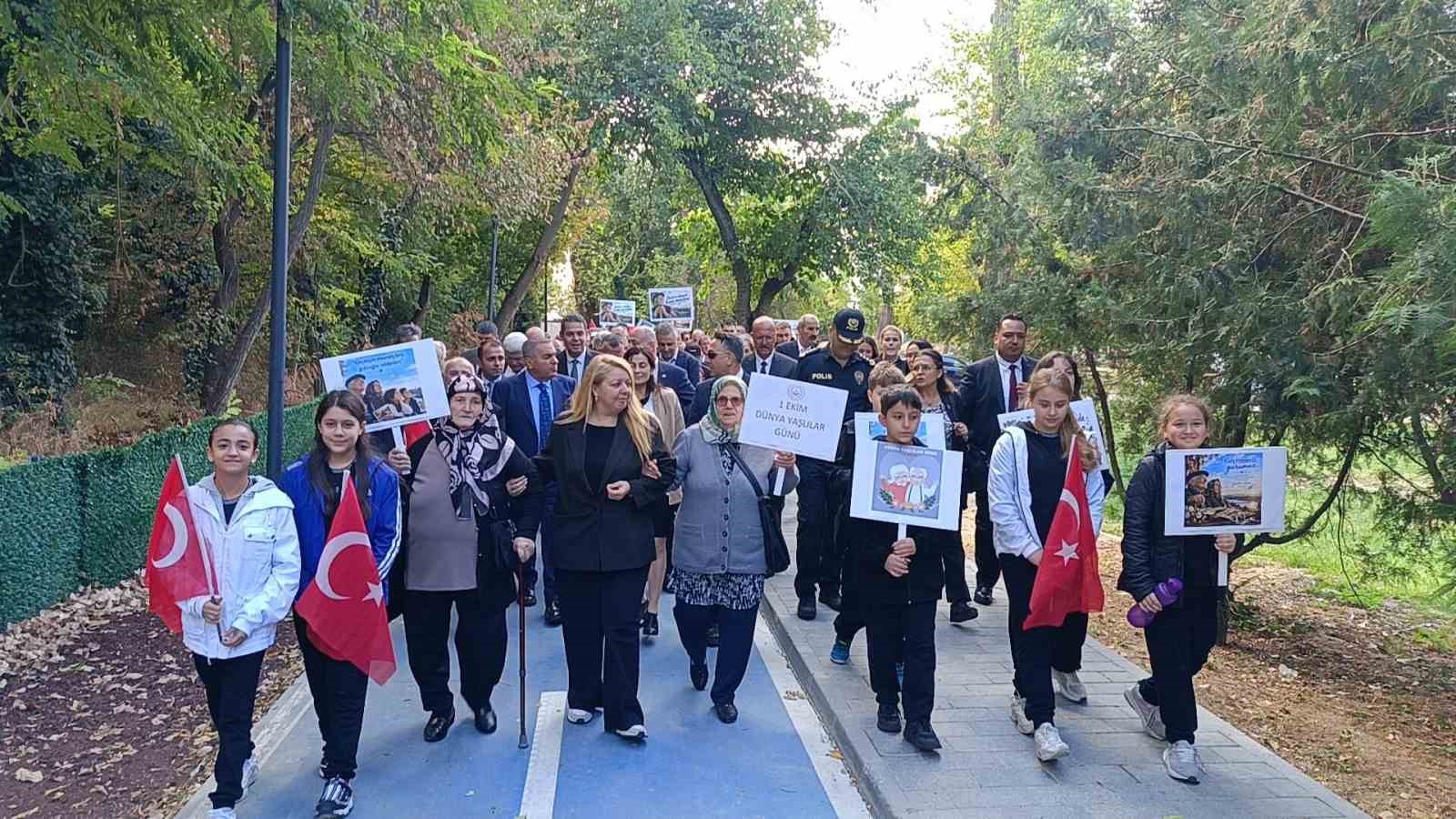 EDİRNE'DE AİLE VE SOSYAL HİZMETLER İL MÜDÜRLÜĞÜ ÖNCÜLÜĞÜNDE 1 EKİM DÜNYA YAŞLILAR GÜNÜ DOLAYISIYLA MİLLET BAHÇESİ'NDE FARKINDALIK YÜRÜYÜŞÜ DÜZENLENDİ.