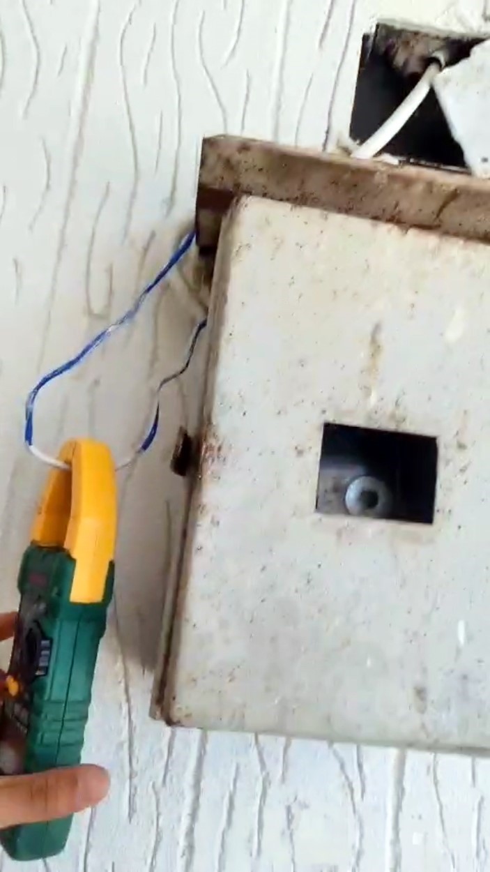 DİCLE ELEKTRİK'İN ŞANLIURFA'DA KAÇAK ELEKTRİKLE MÜCADELE ÇERÇEVESİNDE YÜRÜTTÜĞÜ SAHA DENETİMLERİNDE, EYYÜBİYE İLÇESİNE BAĞLI KIRSAL BANARLI MAHALLESİ'NDE EVDE BULUNAN BİR KADININ, YAKALANMAMAK AMACIYLA HİÇBİR GÜVENLİK TEDBİRİ ALMADAN ELEKTRİK SAYACINA MÜDAHALE ETTİĞİ GÖRÜLDÜ.