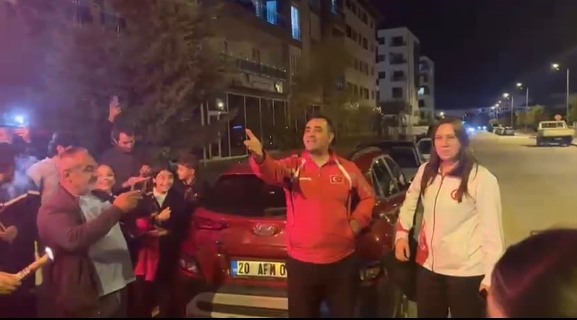 İTALYA’DA DÜZENLENEN KİCK BOKS GENÇLER DÜNYA ŞAMPİYONASI’NDA +70 KİLODA DÜNYA İKİNCİSİ OLAN DENİZLİLİ MİLLİ SPORCU HİLAL BAYHAN, ÇARDAK HAVALİMANI’NDA MEŞALELER VE ALKIŞLARLA KARŞILANDI.