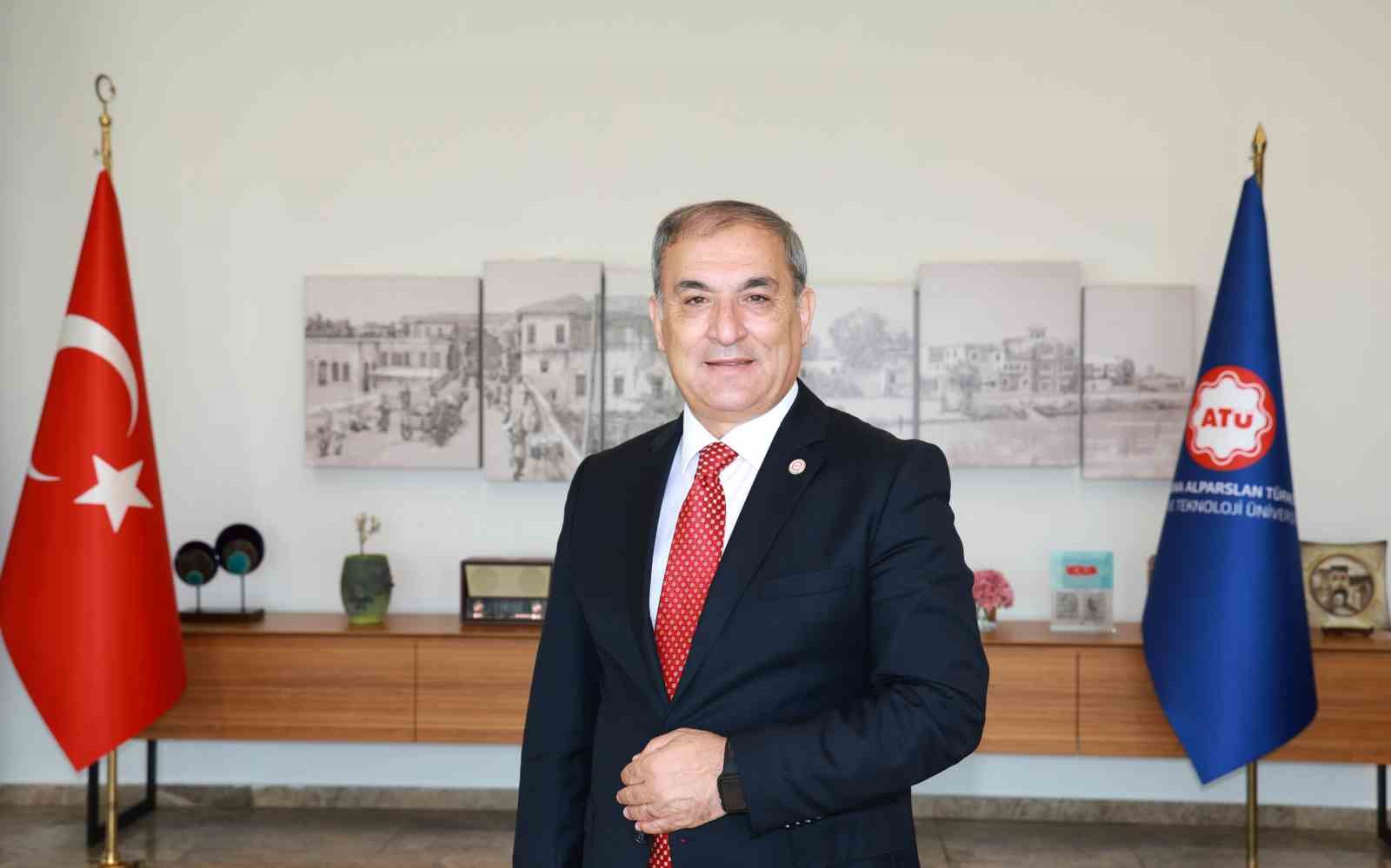 ATÜ REKTÖRÜ PROF. DR. ADNAN SÖZEN, ATÜ AİLESİNE YENİ KATILAN TÜM ÖĞRENCİLERİ TEBRİK EDEREK BAŞARILI VE VERİMLİ BİR EĞİTİM-ÖĞRETİM YILI TEMENNİSİNDE BULUNDU.