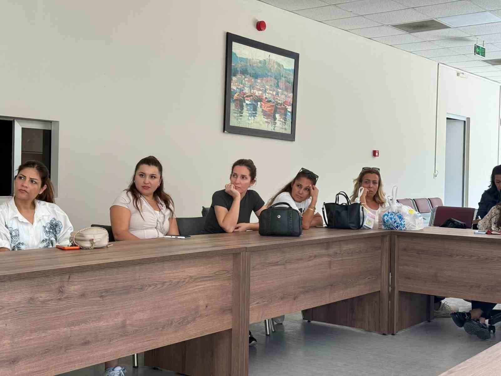 AYDIN ATATÜRK DEVLET HASTANESİ’NDE GÖREV YAPAN TIBBİ SEKRETER VE HASTA KARŞILAMA ÇALIŞANLARINA YÖNELİK HİZMET İÇİ EĞİTİM PROGRAMI DÜZENLENDİ. EĞİTİMLERDE AFET VE ACİL DURUM YÖNETİMİNDEN YANGIN SÖNDÜRÜCÜLERİNİN KULLANIMINA, HASTA HAKLARINDAN KİŞİLERARASI İLETİŞİME KADAR FARKLI BAŞLIKLAR ELE ALINDI.