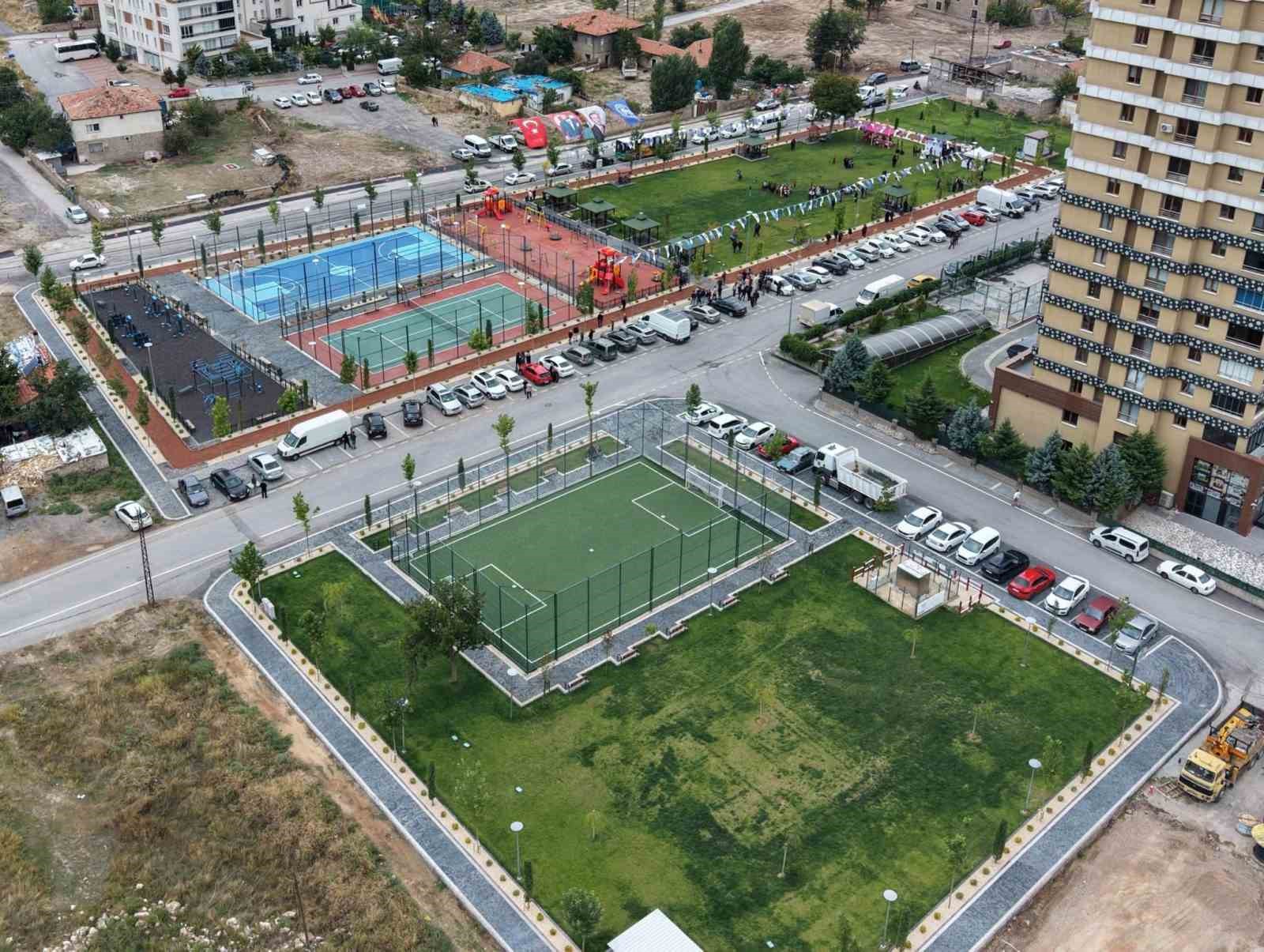 MELİKGAZİ BELEDİYESİ'NİN YILDIRIM BEYAZIT MAHALLESİ'NDE 12 BİN METREKARELİK BÜYÜK BİR ALANDA HAYATA GEÇİRDİĞİ İÇERİSİNDE ETKİNLİK ALANLARI, TENİS KORTU, BASKETBOL VE FUTBOL SAHASI, KOŞU YOLU, ÇOCUK OYUN ALANLARI BULUNAN MELİKGAZİ BELEDİYESİ AHMET TAŞ PARKI VE SOSYAL TESİSİ'NİN AÇILIŞI GERÇEKLEŞTİRİLDİ.