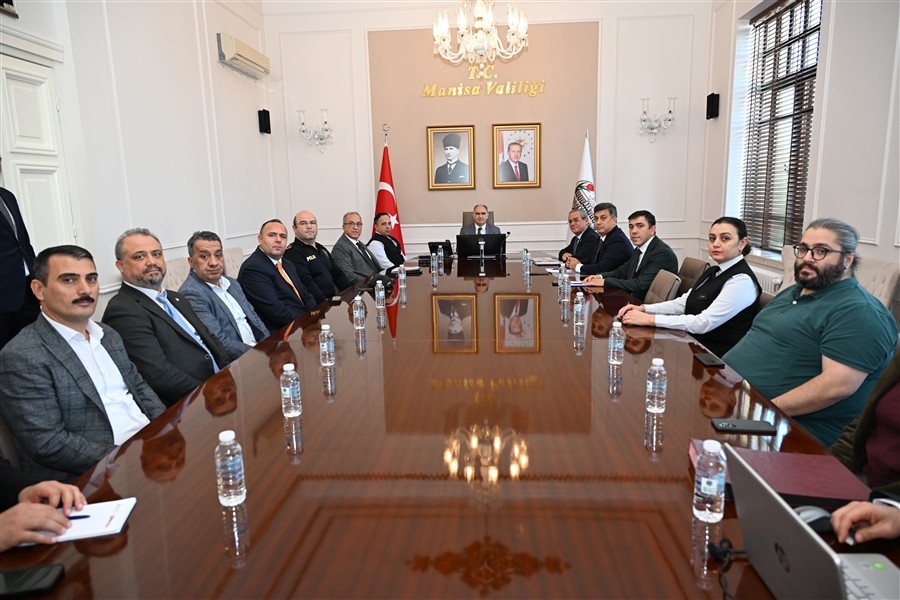 MANİSA’DA 2026-2027 SPOR SEZONUNDA GERÇEKLEŞTİRİLECEK MÜSABAKALARIN GÜVENLİ VE HUZURLU BİR ORTAMDA YAPILABİLMESİ AMACIYLA İL SPOR GÜVENLİK KURULU TOPLANTISI, VALİ VAHDETTİN ÖZKAN BAŞKANLIĞINDA GERÇEKLEŞTİRİLDİ. TOPLANTIDA MÜSABAKALAR ÖNCESİNDE RİSK ANALİZLERİNİN YAPILMASI, RİSK SEVİYELERİNİN BELİRLENMESİ VE BUNA GÖRE GÜVENLİK TEDBİRLERİNİN PLANLANMASI KARARLAŞTIRILDI.