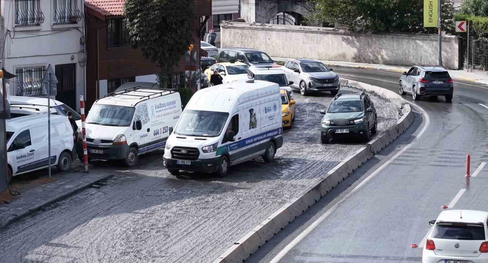 İSKİ TARAFINDAN YÜRÜTÜLEN "AVRUPA BÖLGESİ 7. KISIM MÜTEFERRİK ATIKSU YAĞMUR SUYU KANALI VE DERE ISLAHI İNŞAATI" KAPSAMINDA KAZILAN VE BOZULAN YOLLAR, ÇEKİLEN GÖRÜNTÜLERLE "BURASI HİNDİSTAN MI?" DEDİRTTİ.