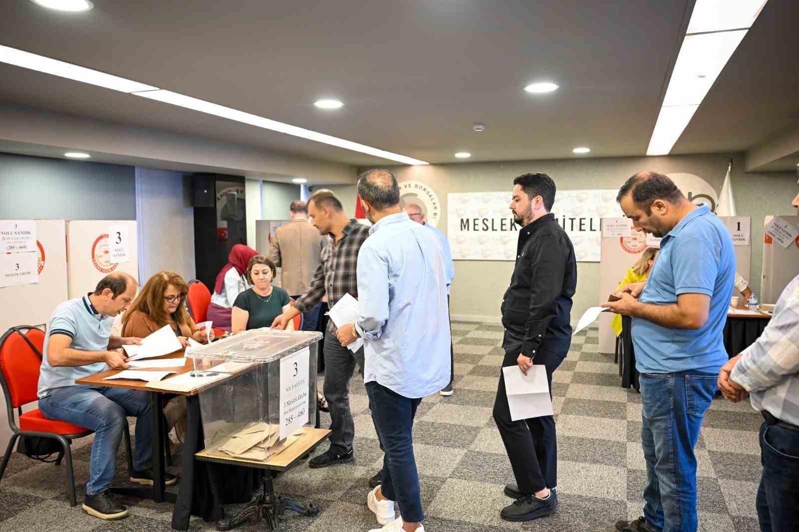 ANTALYA TİCARET BORSASI’NDA (ATB) 2026-2030 ÇALIŞMA DÖNEMİNDE GÖREV YAPACAK MESLEK KOMİTESİ VE MECLİS ÜYELERİNİN BELİRLENDİĞİ SEÇİMLER GERÇEKLEŞTİRİLDİ. BORSA MECLİS SALONU’NDA YAPILAN SEÇİMLERDE, 7 MESLEK KOMİTESİNDE GÖREV ALACAK ÜYELER İLE MECLİS ASİL VE YEDEK ÜYELERİ İÇİN SANDIK KURULDU.