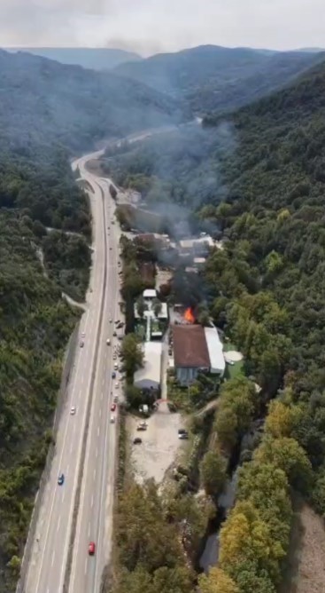 BURSA'DA KELES-ORHANELİ YOLU ÜZERİNDE, DÜĞÜN SALONLARI VE DÜĞÜN ÇEKİM PLATOLARININ BULUNDUĞU ALANDA ÇIKAN YANGINDA FACİADAN DÖNÜLDÜ. TESİS ÇEVRESİNDEKİ AĞAÇLARA SIÇRAYAN ALEVLER, EKİPLERİN HIZLI MÜDAHALESİYLE GENİŞ ORMANLIK ALANA ULAŞMADAN KONTROL ALTINA ALINDI.