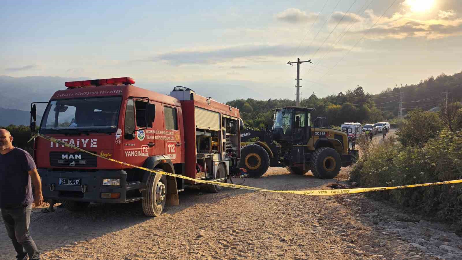 AKYAZI İLÇESİNDE KONTROLDEN ÇIKAN TIRIN ŞARAMPOLE DEVRİLDİĞİ KAZADA SÜRÜCÜ HAYATINI KAYBETTİ.