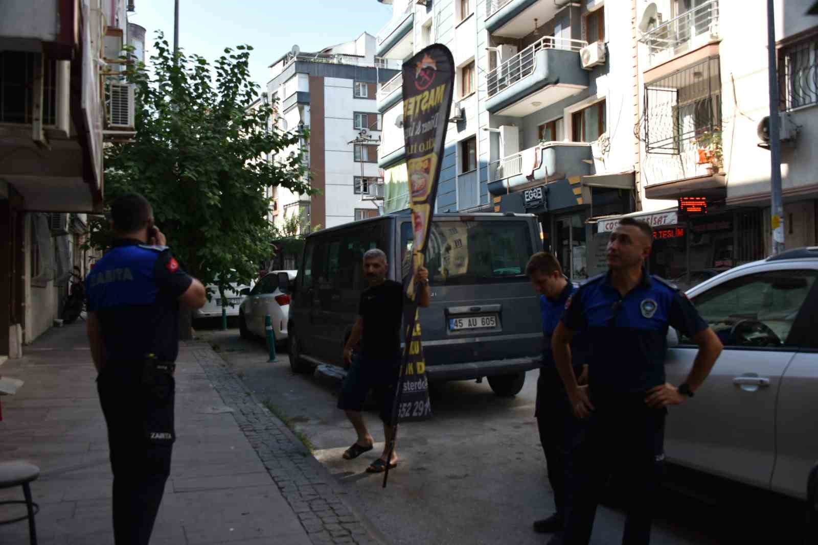 ŞEHZADELER BELEDİYESİ ZABITA MÜDÜRLÜĞÜ EKİPLERİ, İLÇE GENELİNDE GERÇEKLEŞTİRDİĞİ KAPSAMLI DENETİMLERLE İŞ YERLERİNİ MERCEK ALTINA ALDI. İŞGALİYE, KALDIRIM KULLANIMI, TEMİZLİK, RUHSAT VE İZİN BELGELERİ BAŞTA OLMAK ÜZERE VATANDAŞLARIN HUZUR VE GÜVENLİĞİNİ İLGİLENDİREN BİRÇOK KONU KONTROL EDİLDİ.