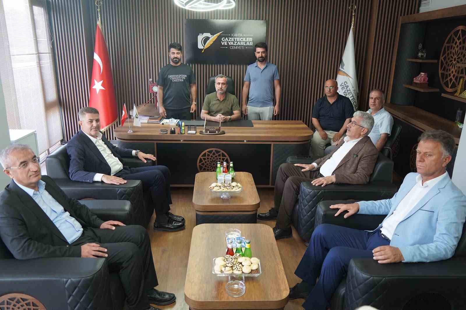 AK PARTİ ADIYAMAN MİLLETVEKİLİ İSHAK ŞAN VE KAHTA BELEDİYE BAŞKANI MEHMET CAN HALLAÇ, KAHTA GAZETECİLER VE YAZARLAR CEMİYETİ’Nİ ZİYARET EDEREK KENTTE YÜRÜTÜLEN PROJE VE YATIRIMLARA İLİŞKİN AÇIKLAMALARDA BULUNDU.