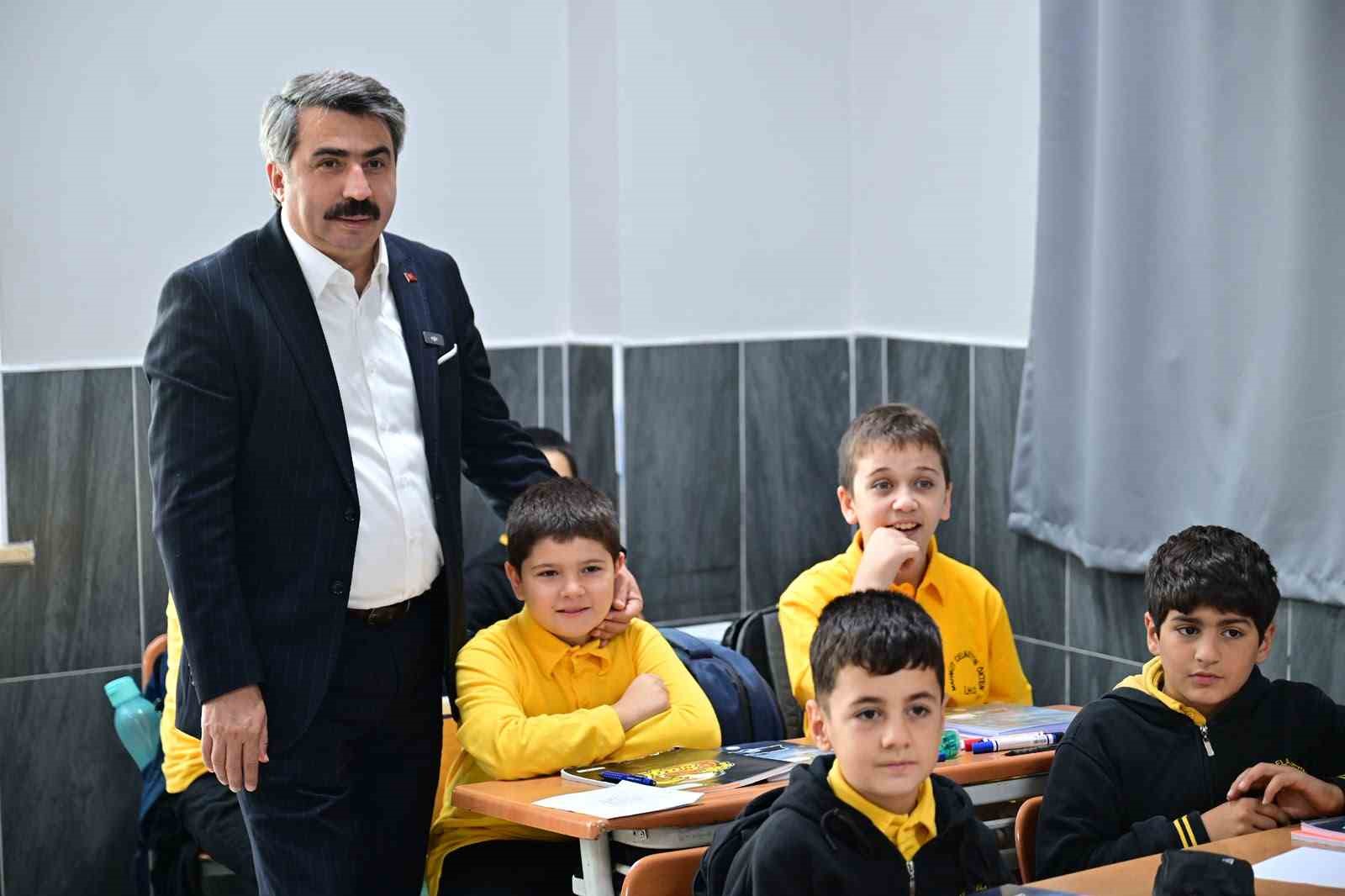 YILDIRIM BELEDİYE BAŞKANI OKTAY YILMAZ, MAHMUD CELALEDDİN ÖKTEN İMAM HATİP ORTAOKULU’NU ZİYARET ETTİ. OKUL MÜDÜRÜ MEHMET ÇALIK VE ÖĞRETMENLERLE GÖRÜŞEN BAŞKAN OKTAY YILMAZ, EĞİTİM FAALİYETLERİ HAKKINDA BİLGİ ALDI.