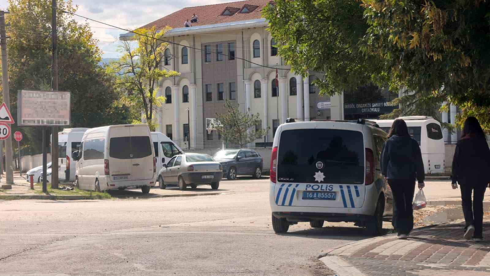 BURSA’NIN İNEGÖL İLÇESİNDE BİR ORTAOKULA BELİNDE TABANCAYLA GİREN 24 YAŞINDAKİ ŞAHIS, OKUL ÇALIŞANLARININ İHBARI ÜZERİNE POLİS EKİPLERİNCE YAKALANDI