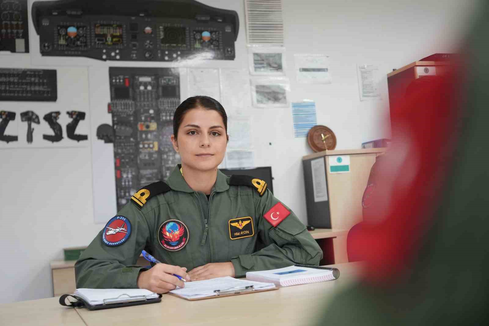 TÜRK DENİZ KUVVETLERİ TARİHİNDE BİR İLK YAŞANDI. BABASI UZMAN ÇAVUŞ OLAN HİLAL AYDIN, ZORLU EĞİTİMLERİ BAŞARIYLA TAMAMLAYARAK TÜRK DENİZ KUVVETLERİ'NİN İLK KADIN UÇAK PİLOTU OLDU.