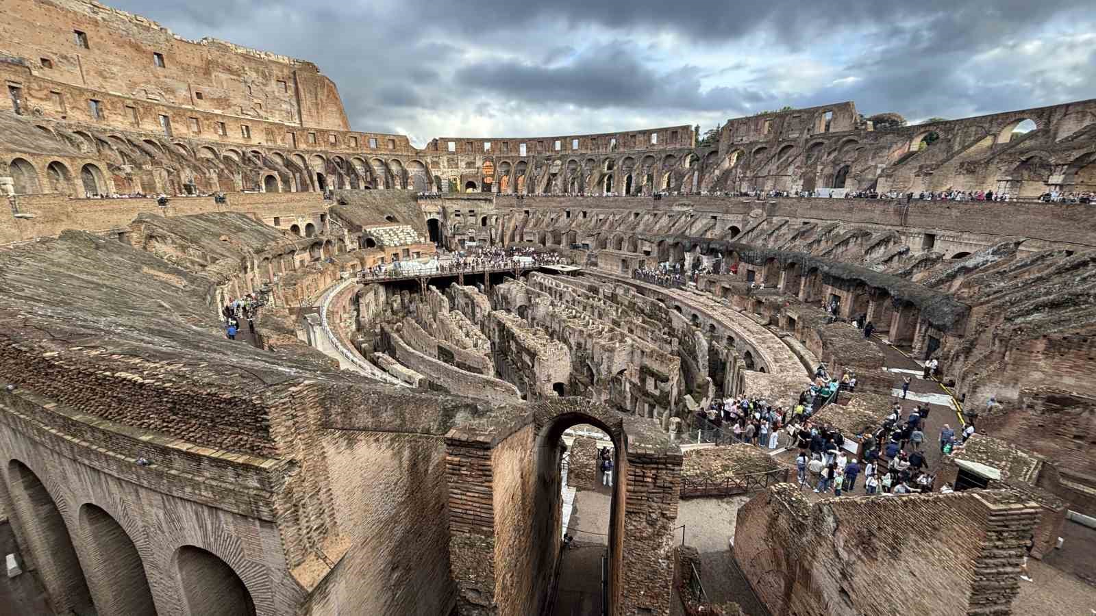 TROYA SAVAŞLARI'NIN YAŞANDIĞI TROYA ÖREN YERİ'NDEN ÇIKAN ESERLER, ROMA'NIN DÜNYACA ÜNLÜ SİMGE YAPISI OLAN KOLEZYUM'DAKİ 'TROİA VE ROMA: ANTİK AKDENİZ'İN MİTLERİ, EFSANELERİ VE HİKAYELERİ' SERGİSİNDE SERGİLENDİ.