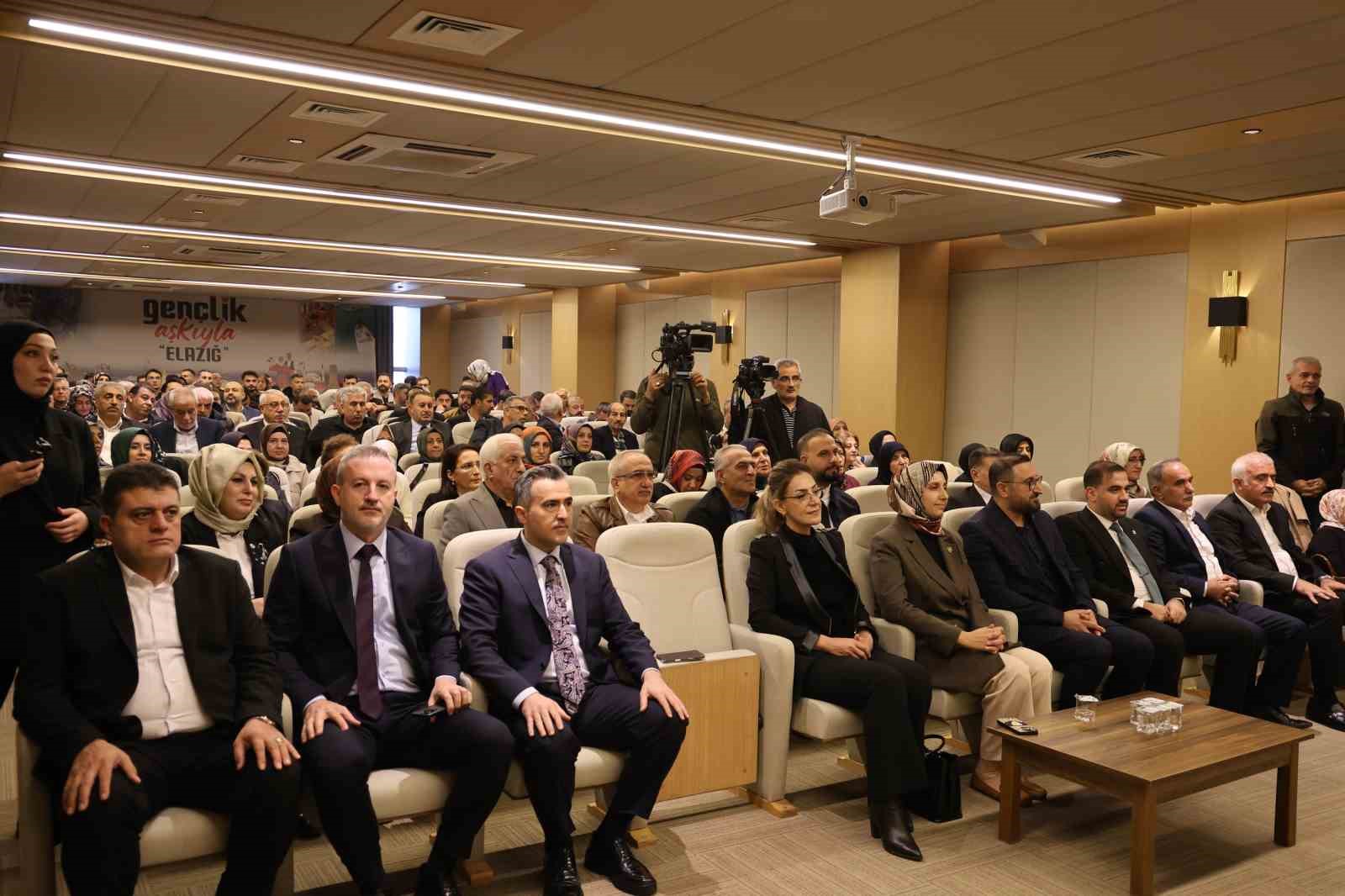 TERÖRSÜZ TÜRKİYE HEDEFİNİN BİRLİK VE BERABERLİĞİN EN ÖNEMLİ AYAĞI OLDUĞUNU BELİRTEN PROF. DR. HÜLYA TERZİOĞLU, COĞRAFYANIN GEÇMİŞTE BÜYÜK ACILAR ÇEKTİĞİNİ İFADE EDEREK, SÜRECE İLİŞKİN KARARLILIK MESAJI VERDİ.