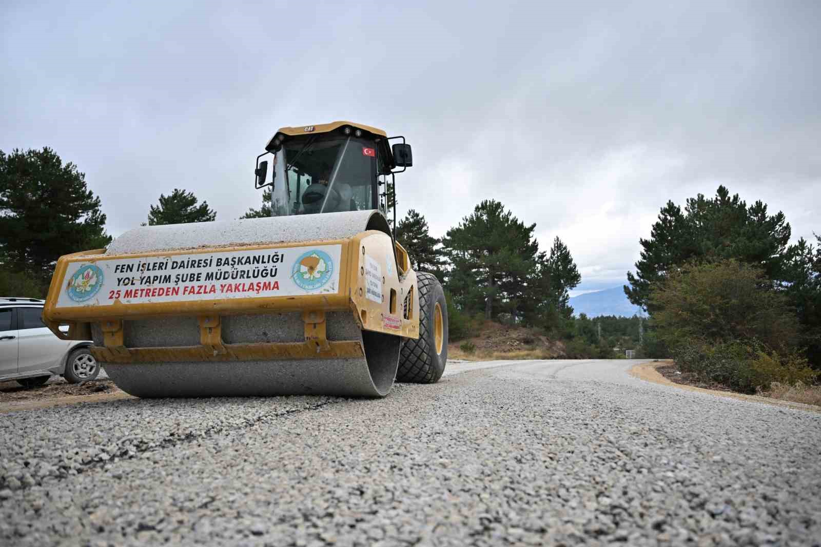 MANİSA BÜYÜKŞEHİR BELEDİYESİ, DEMİRCİ İLÇESİNE BAĞLI SÖĞÜTÇÜK MAHALLESİ’NİN UZUN YILLARDIR BEKLEDİĞİ YOL ÇALIŞMASINI HAYATA GEÇİRDİ. BARDAKÇI YOL AYRIMI İLE SÖĞÜTÇÜK MAHALLESİ ARASINDAKİ 11 KİLOMETRELİK YOLDA YOL GENİŞLETME VE TEMEL ÇALIŞMALARININ ARDINDAN ÇİFT KAT SATHİ KAPLAMA UYGULAMASINA BAŞLANDI.