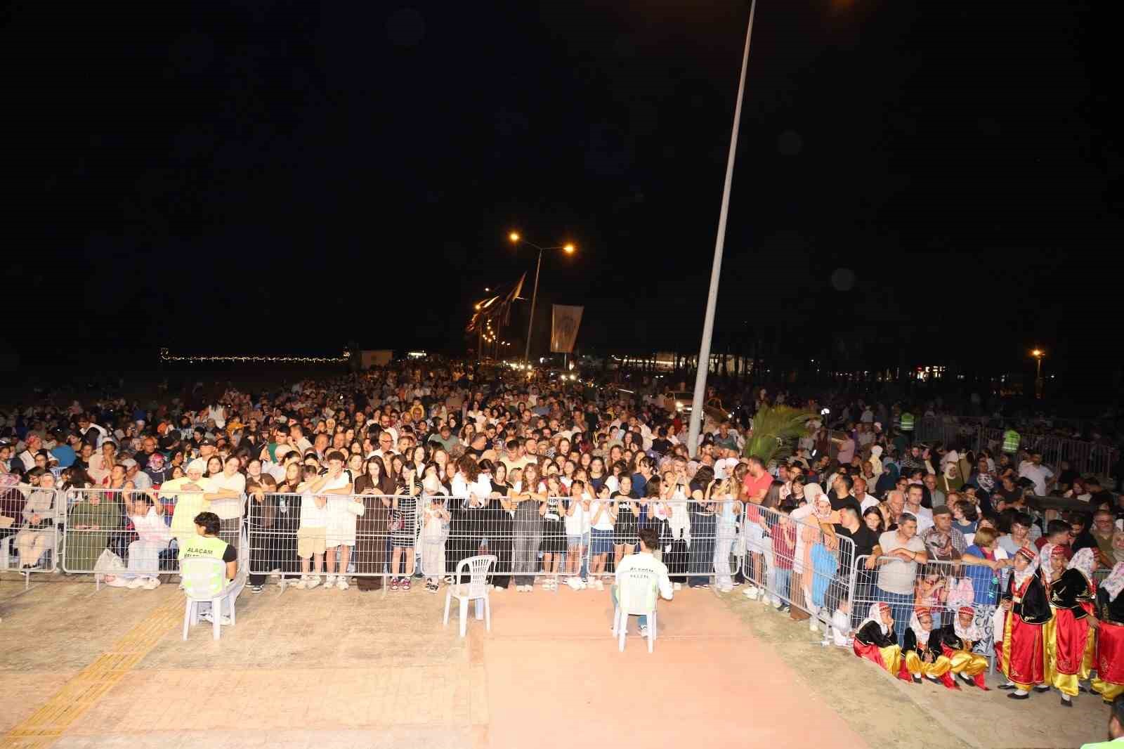 ALAÇAM İLÇESİNDE DÜZENLENEN GEYİKKOŞAN YAZ KONSERLERİ'NİN İLK GECESİNDE SAFA SARI VE ATAKAN ÇELİK SAHNEYE ÇIKTI.