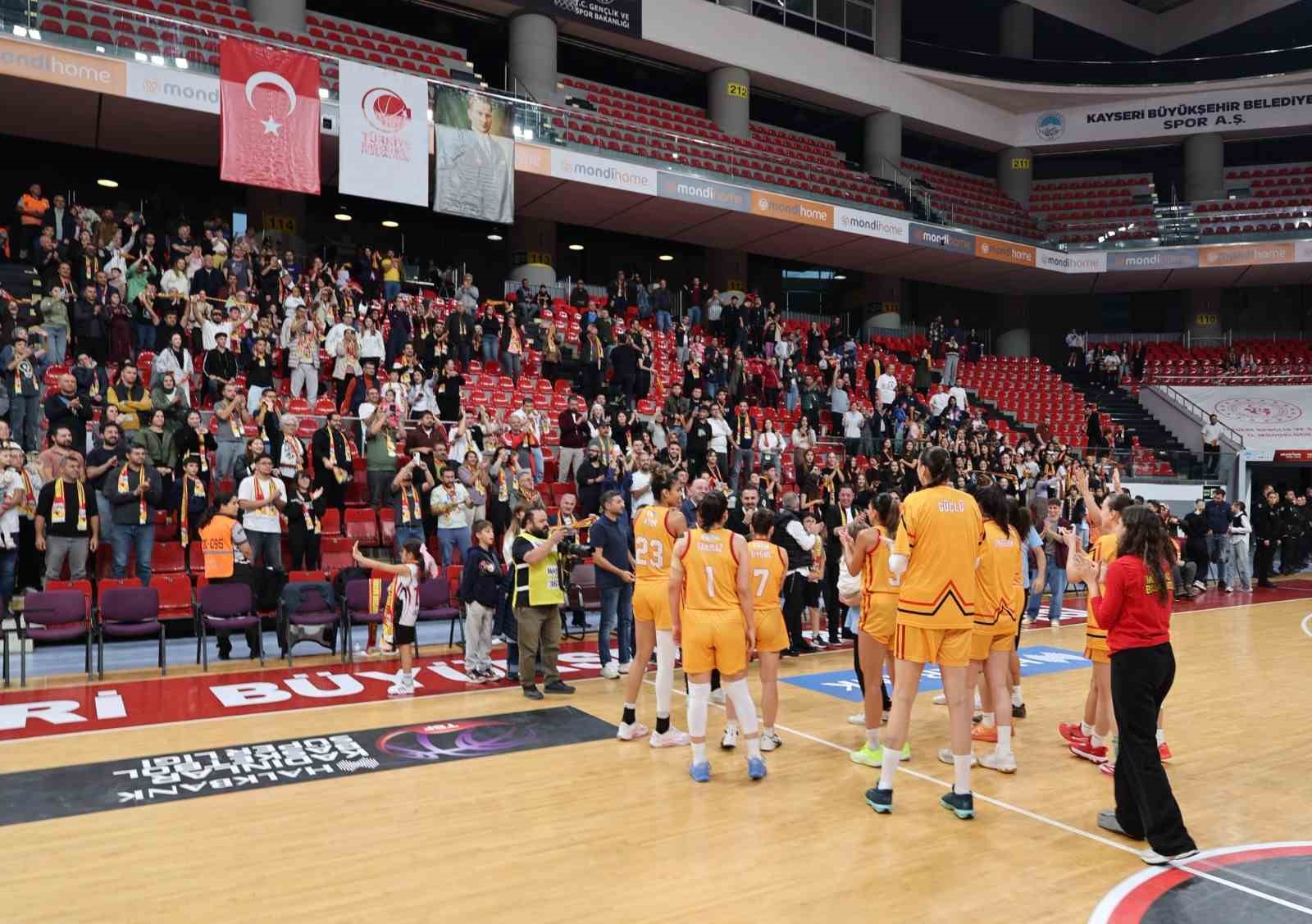 HALKBANK KADINLAR BASKETBOL SÜPER LİGİ 2. HAFTA KARŞILAŞMASINDA MELİKGAZİ KAYSERİ BASKETBOL İLE TURGUT BELEDİYESPOR KARŞI KARŞIYA GELDİ. MELİKGAZİ KAYSERİ RAKİBİNİ 64-58 MAĞLUP EDEREK, BU SEZON İLK GALİBİYETİNİ ALDI.