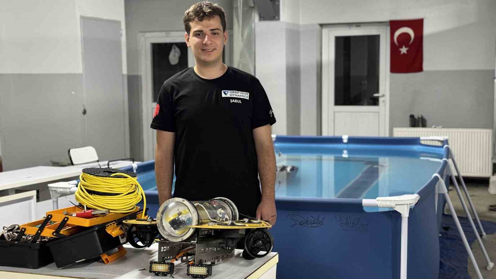 TAKIM KAPTANI ALPEREN ŞABUL, İHA MUHABİRİNE, 4 YILLIK BİR GEÇMİŞİ OLAN "DEEP DİVE DYNAMİCS"  TAKIMININ SÜRDÜRDÜĞÜ AR-GE ÇALIŞMALARI KAPSAMINDA GELİŞTİRDİĞİ ARAÇLA İNSANSIZ SU ALTI SİSTEMLERİ ÜZERİNE ÇALIŞTIKLARINI SÖYLEDİ.