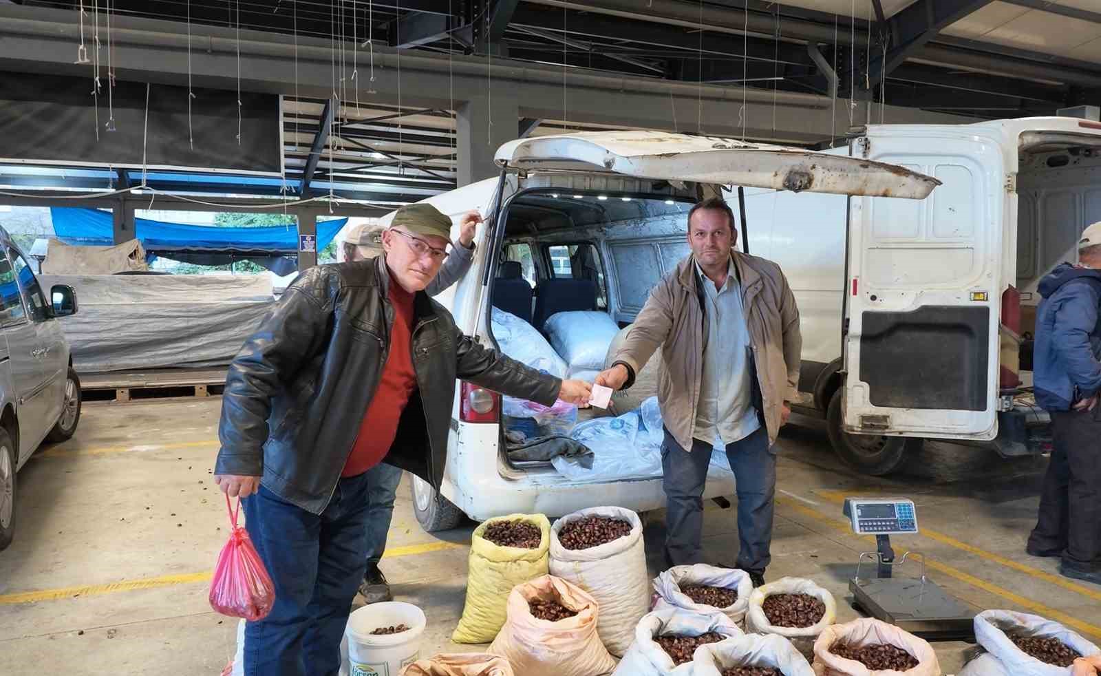 KESTANE SATICISI BAYRAM YILDIRIM (SAĞDA)