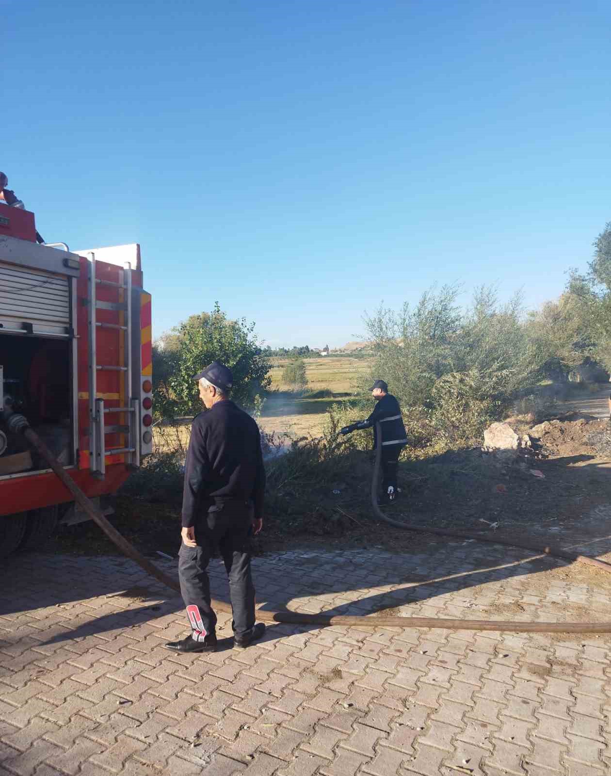 VAN'IN GEVAŞ İLÇESİNDE ÇIKAN ÖRTÜ ÜSTÜ YANGIN, İTFAİYE EKİPLERİ TARAFINDAN SÖNDÜRÜLDÜ.