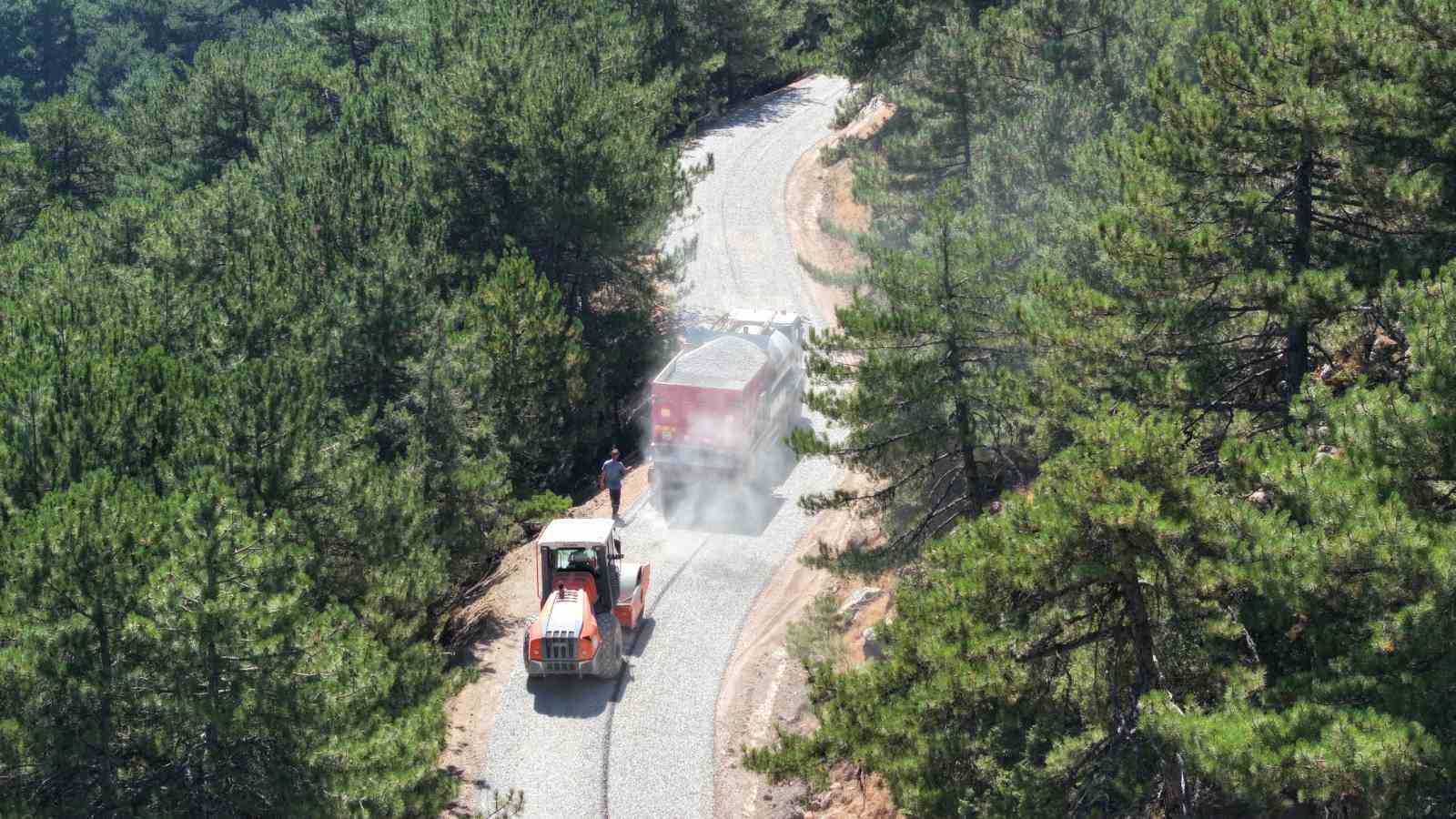 MANİSA BÜYÜKŞEHİR BELEDİYESİ, KENT GENELİNDE ULAŞIM KONFORUNU ARTIRMAK VE GÜVENLİ ULAŞIM SAĞLAMAK AMACIYLA YOL BAKIM VE ONARIM ÇALIŞMALARINI SÜRDÜRÜYOR. BU KAPSAMDA ŞEHZADELER İLÇESİNE BAĞLI AYVACIK MAHALLESİ YOLUNDA YAKLAŞIK 6 KİLOMETRELİK GÜZERGAHTA İKİNCİ KAT SOĞUK ASFALT KAPLAMA ÇALIŞMASI GERÇEKLEŞTİRİLDİ.