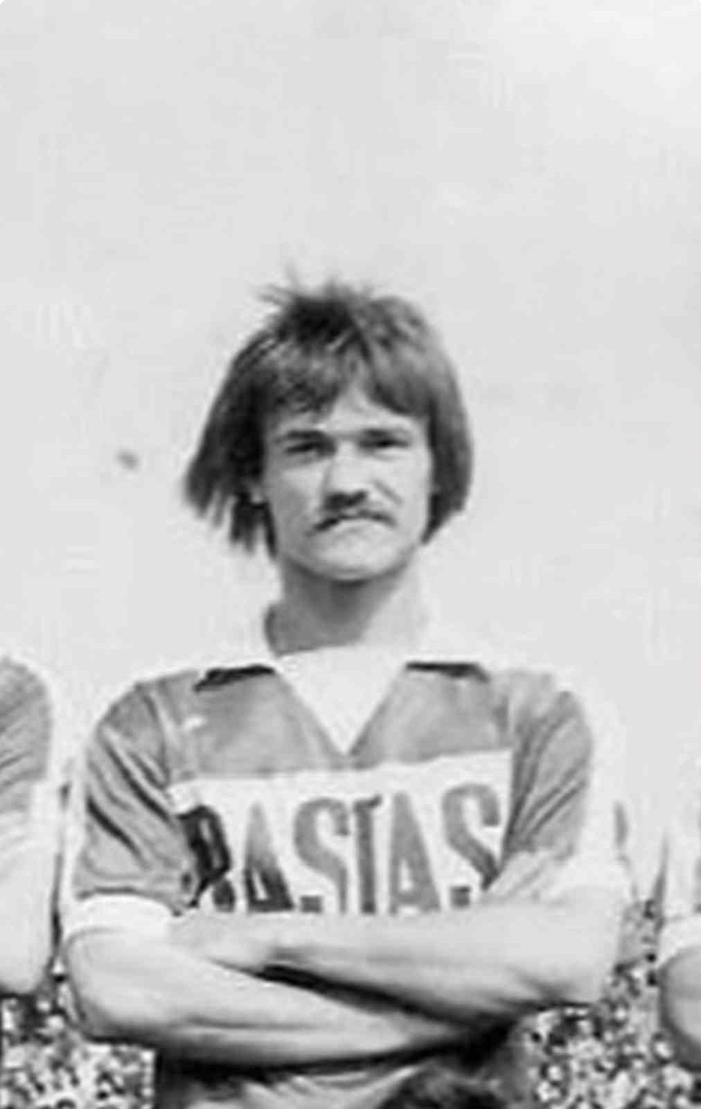 KOCAELİSPOR'UN 1979-1980 SEZONUNDAKİ ŞAMPİYON KADROSUNDA YER ALAN VE "TARKAN KAMİL" LAKABIYLA TANINAN KAMİL ÖZTEZER, 16. ULUSLARARASI KOCAELİ KİTAP FUARI'NDA YILLAR ÖNCE ÇEKİLMİŞ FOTOĞRAFIYLA KARŞILAŞTI.
