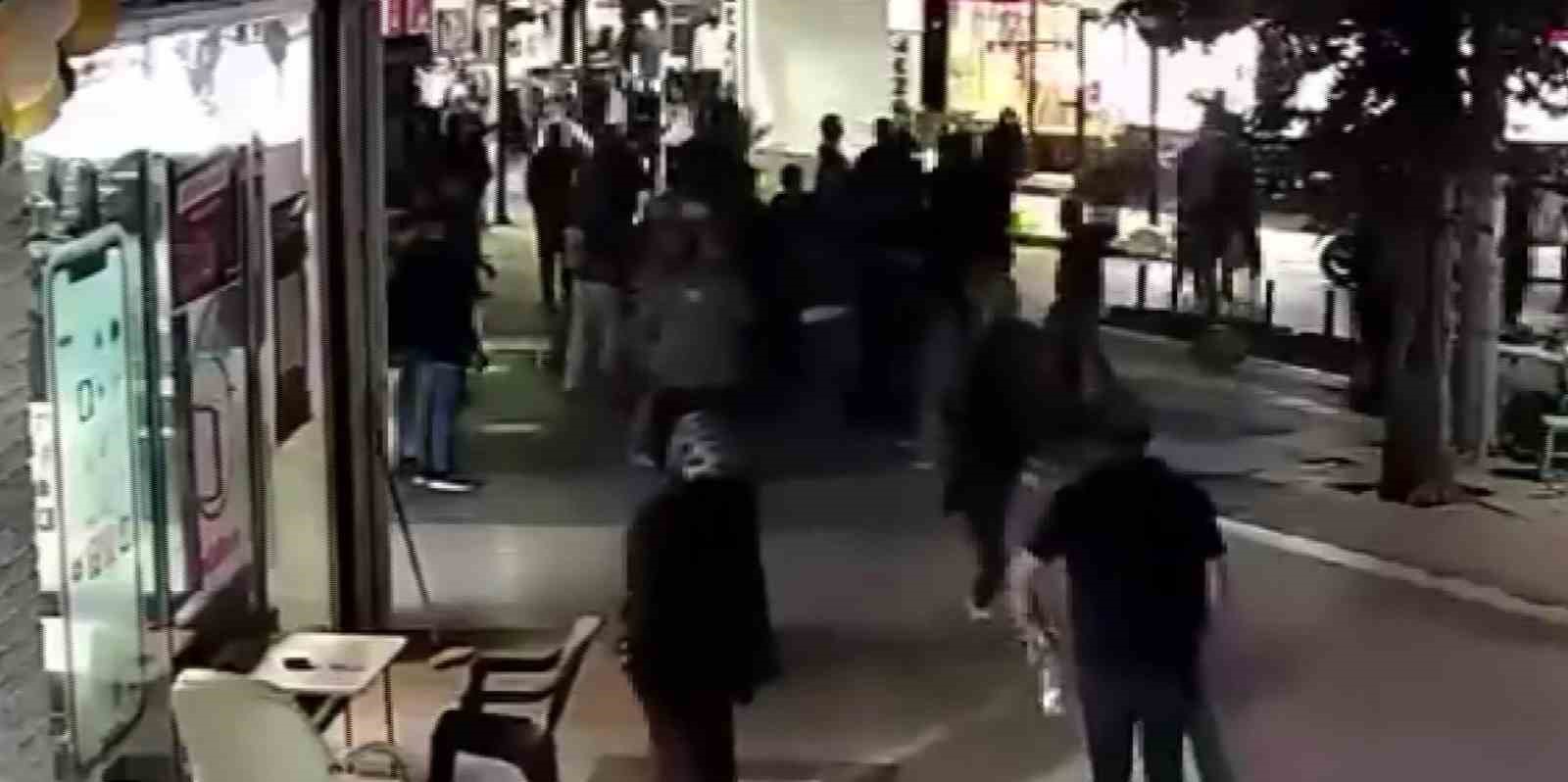 KOCAELİ'NİN GÖLCÜK İLÇESİNDE BİR KADIN İLE KIZI, CADDE ORTASINDA KALABALIK BİR GRUP TARAFINDAN DARBEDİLDİ. OLAY ANI GÜVENLİK KAMERASINA YANSIDI.