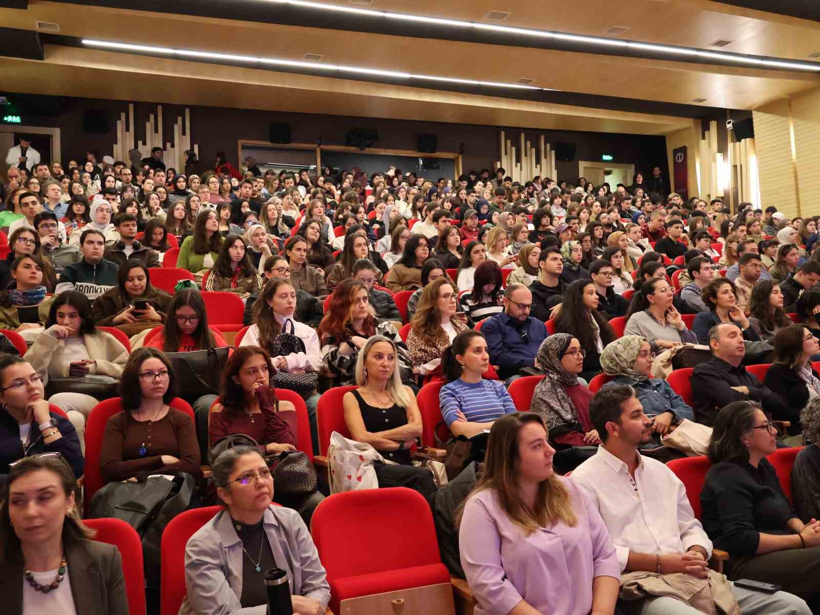 PROF. DR. ADNAN BOYACI, ESKİŞEHİR’DE DÜZENLENEN "OKULA VERİYLE BAKMAK" ETKİNLİĞİNDE ÖĞRENCİ VE AKADEMİSYENLERLE BULUŞARAK, KÜRESEL ÖĞRENME KRİZİNE KARŞI EĞİTİMİN EN TEMEL STRATEJİK AKTÖRÜNÜN ÖĞRETMENLER VE OKUL YÖNETİCİLERİ OLDUĞUNU VURGULADI.