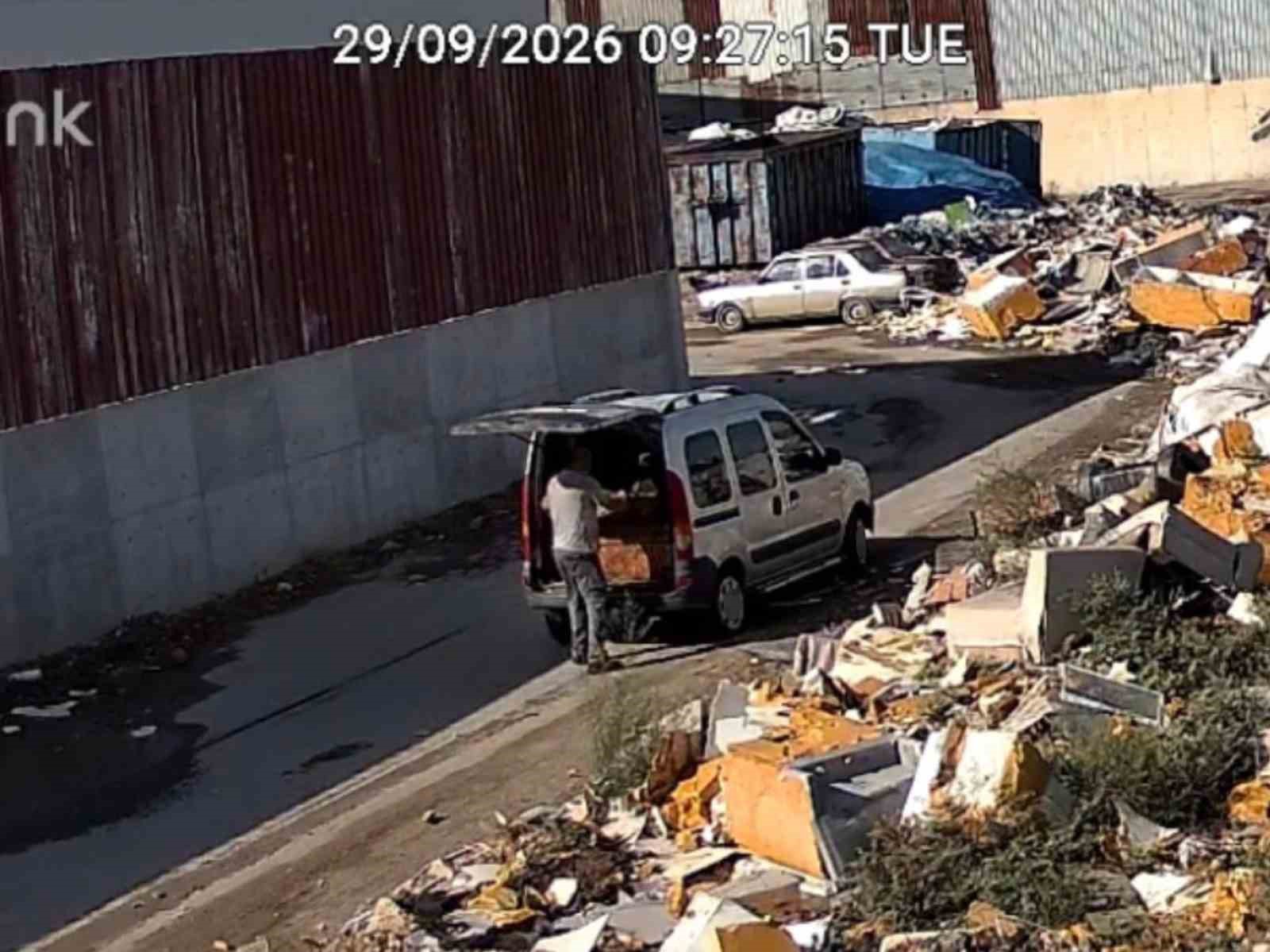 TARSUS BELEDİYESİ, ÇEVRE KİRLİLİĞİNE NEDEN OLAN KAÇAK DÖKÜMLERİN ÖNÜNE GEÇMEK AMACIYLA DENETİMLERİNİ ARTIRDI. ZABITA EKİPLERİ TARAFINDAN KENTİN FARKLI NOKTALARINA YERLEŞTİRİLEN FOTOKAPANLARLA KAÇAK DÖKÜM YAPANLAR TESPİT EDİLİRKEN, İHLALLER NEDENİYLE UYGULANAN İDARİ PARA CEZALARI 920 BİN LİRAYA ULAŞTI.