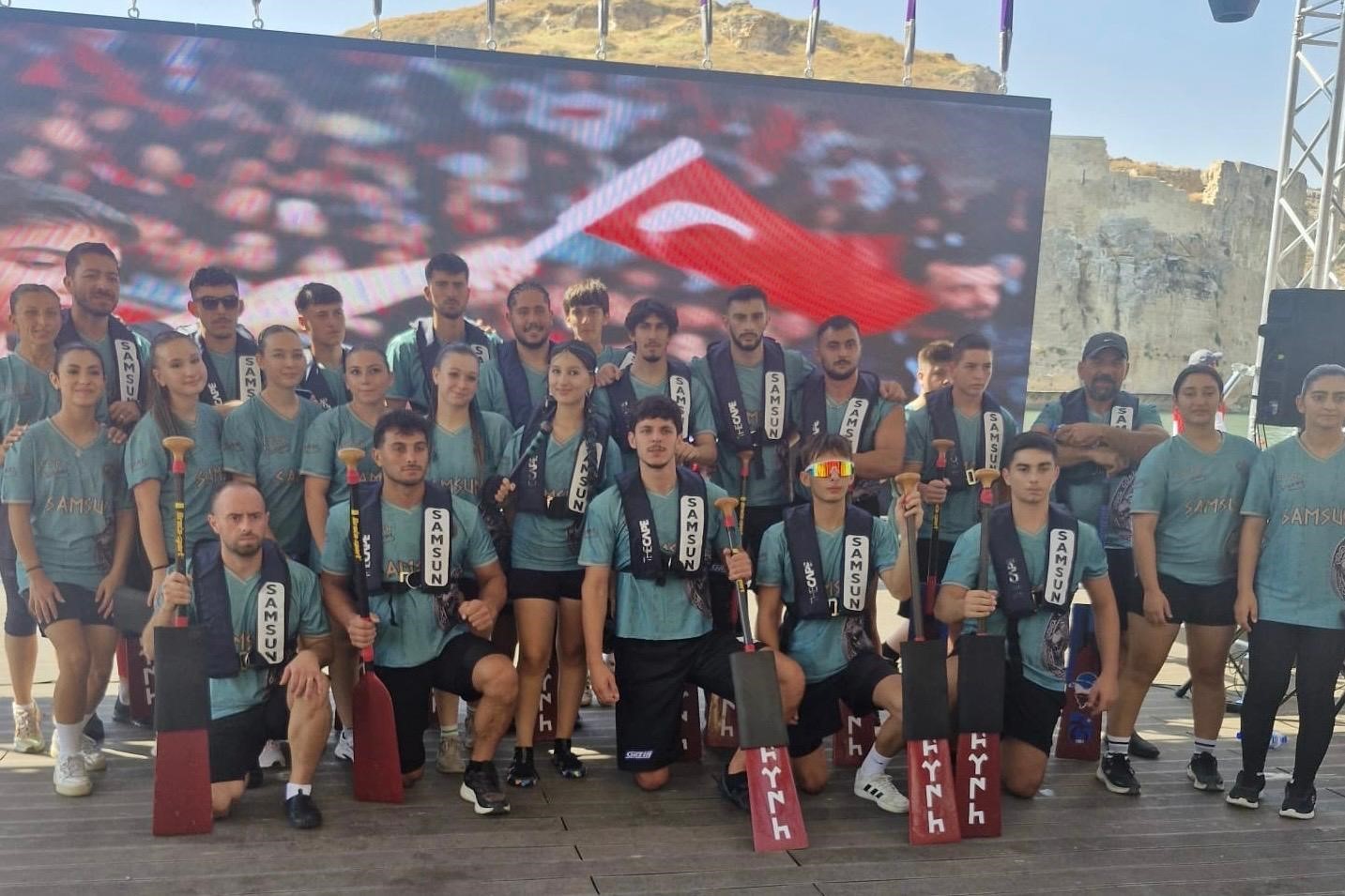 GAZİANTEP RUMKALE’DE DÜZENLENEN DRAGON BOT TÜRKİYE ŞAMPİYONASI’NDA 3 KUPA KAZANAN SAMSUN BÜYÜKŞEHİR SPOR KULÜBÜ SPORCULARI, SAMSUN BÜYÜKŞEHİR BELEDİYE BAŞKANI HALİT DOĞAN’I MAKAMINDA ZİYARET ETTİ.