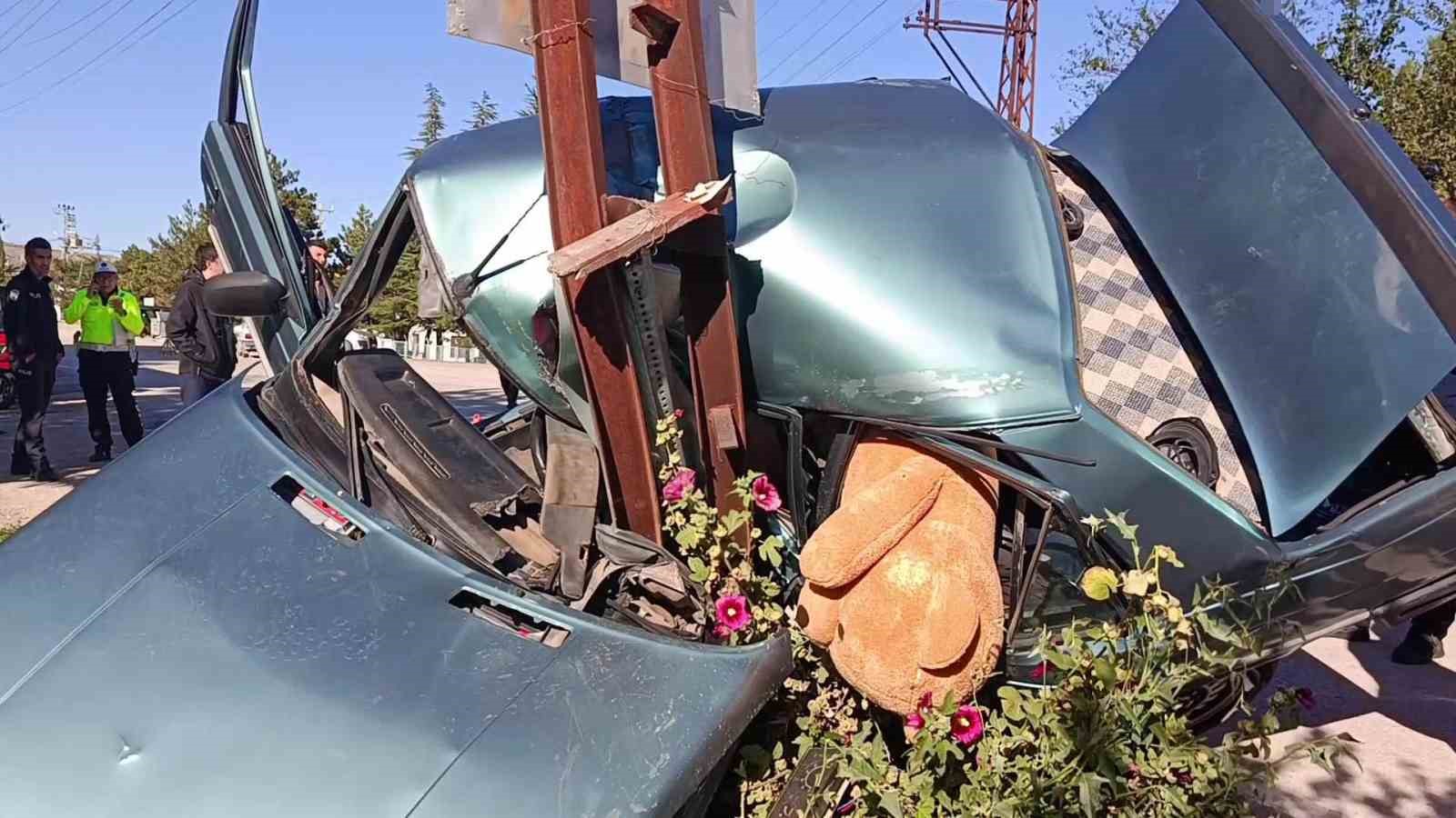 EDİNİLEN BİLGİYE GÖRE, YENİ MAHALLE MAHMUT DEMİR CADDESİ ÜZERİNDE SEYİR HALİNDE OLAN 55 AYB 983 PLAKALI RENAULT BROADWAY MARKA OTOMOBİLİN SÜRÜCÜSÜ AYKUT ESEN, İDDİAYA GÖRE ÖNÜNE ÇIKAN KEDİYE ÇARPMAMAK İÇİN DİREKSİYONU YANA KIRDI. KONTROLDEN ÇIKAN OTOMOBİL YOLUN KIYISINDAKİ ELEKTRİK DİREĞİNE ÇARPTI.
