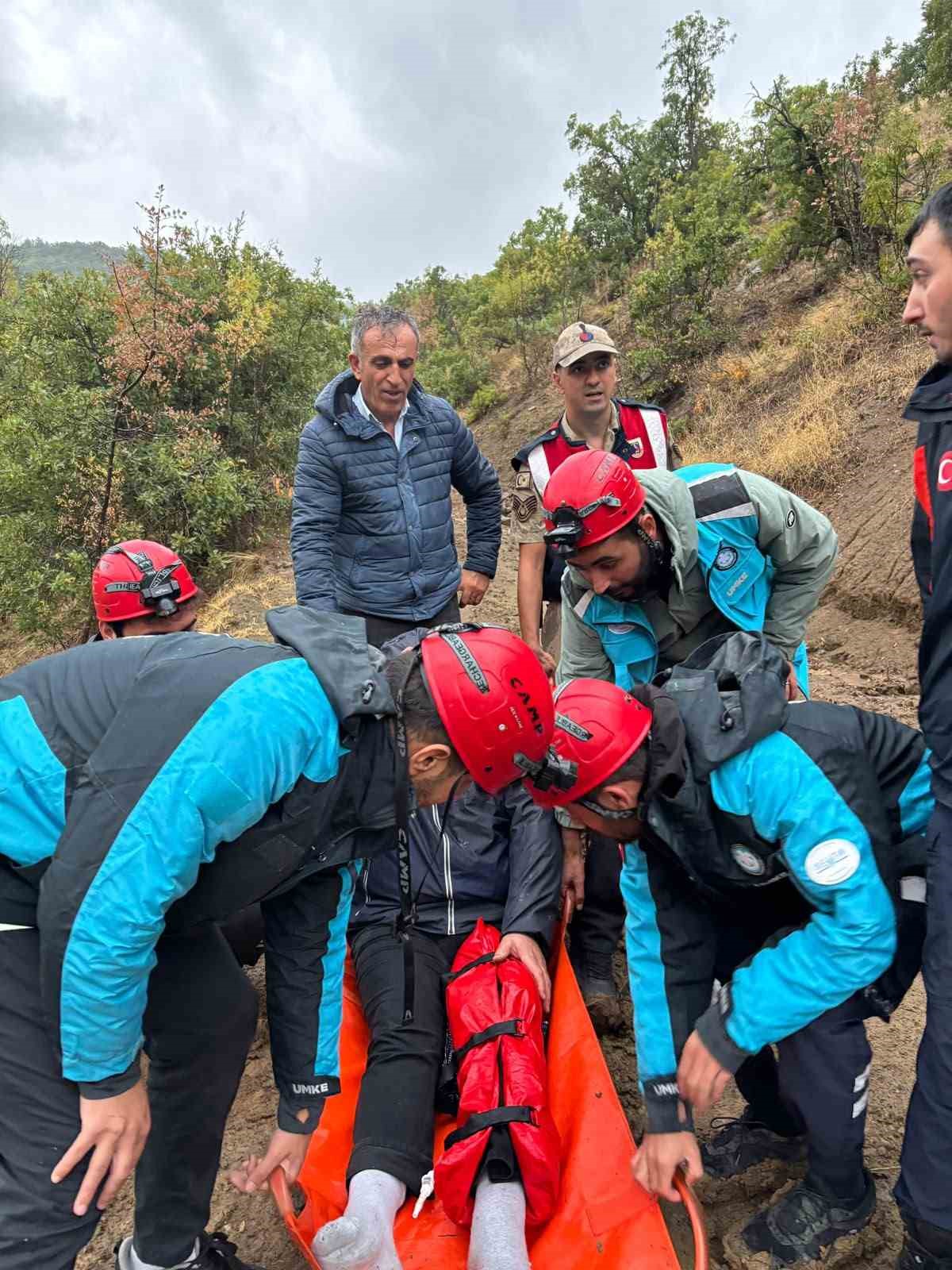 TUNCELİ’NİN NAZIMİYE İLÇESİNDE YOĞUN YAĞIŞ NEDENİYLE YOLU KAPANAN GERİŞ KÖYÜNDEKİ ENGELLİ VATANDAŞA EKİPLER ULAŞTI.