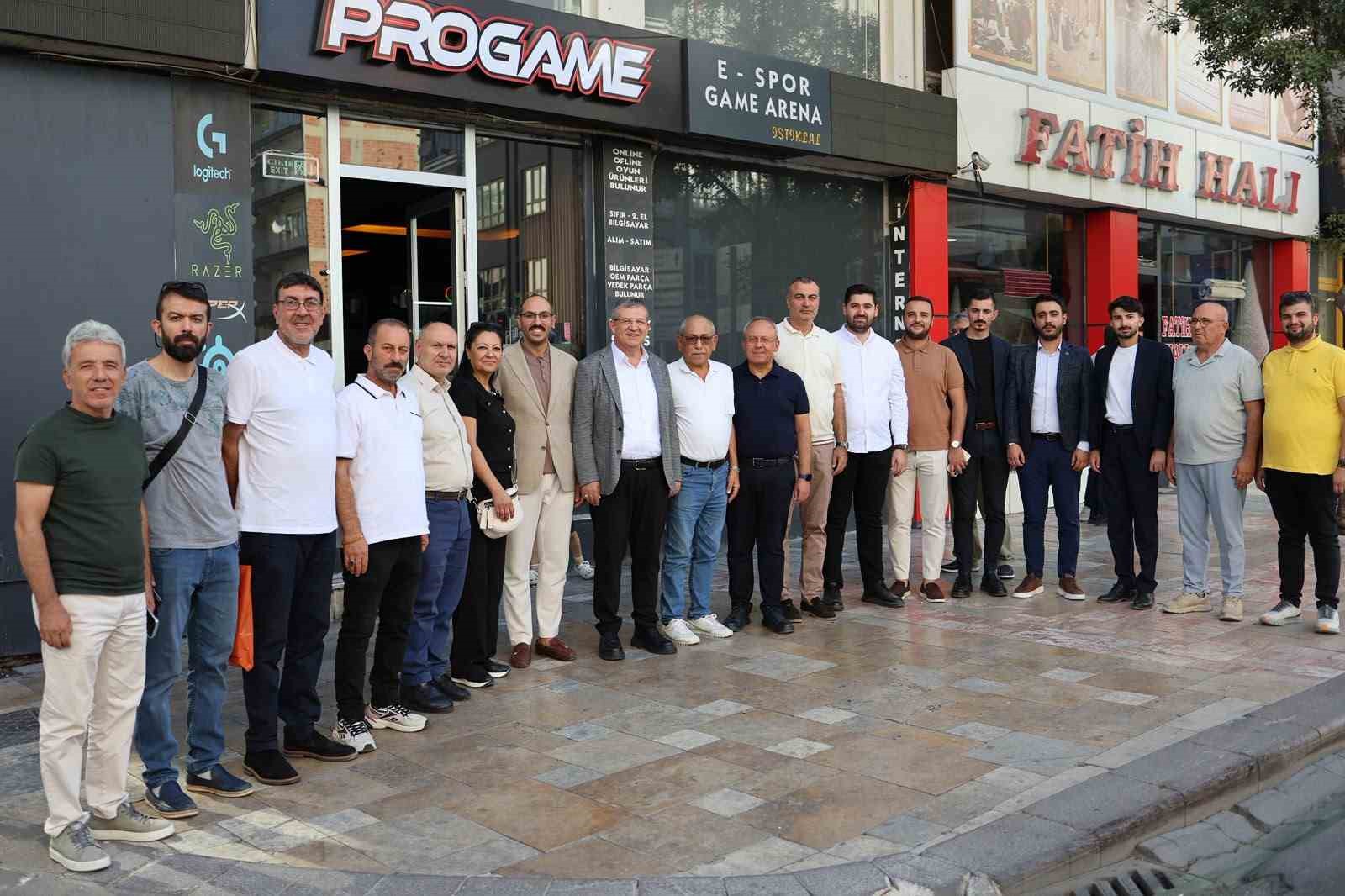 AK PARTİ DENİZLİ İL BAŞKANI MUHAMMET SUBAŞIOĞLU, KENTİN EN İŞLEK NOKTALARINDAN BİRİ OLAN İSTİKLAL CADDESİ’NDE ESNAF ZİYARETİNDE BULUNDU. ZİYARET SIRASINDA CADDE ESNAFI, DENİZLİ BÜYÜKŞEHİR BELEDİYESİ TARAFINDAN HAYATA GEÇİRİLEN YENİ ULAŞIM VE GÜZERGÂH PLANLAMASINA TEPKİ GÖSTEREREK YAŞADIKLARI SIKINTILARI SUBAŞIOĞLU’NA İLETTİ.