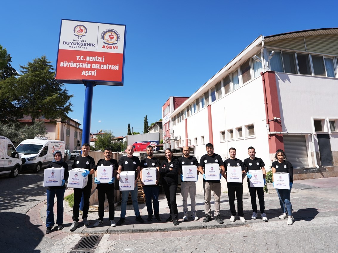 DENİZLİ BÜYÜKŞEHİR BELEDİYESİ’NİN TÜRKİYE’YE ÖRNEK OLAN "ÇAVUŞOĞLU MODELİ" BESLENME DESTEĞİ PROJESİ, 4 YILLIK HEDEFİNİ YAKLAŞIK 1,5 YILDA AŞARAK 12 BİN 600 ÖĞRENCİYE ULAŞTI. BAŞKAN BÜLENT NURİ ÇAVUŞOĞLU’NUN ÖNCÜLÜĞÜNDE YÜRÜTÜLEN PROJE, ÇOCUKLARIN SAĞLIKLI BESLENMESİNE VE AİLELERİN BÜTÇESİNE DESTEK OLUYOR.