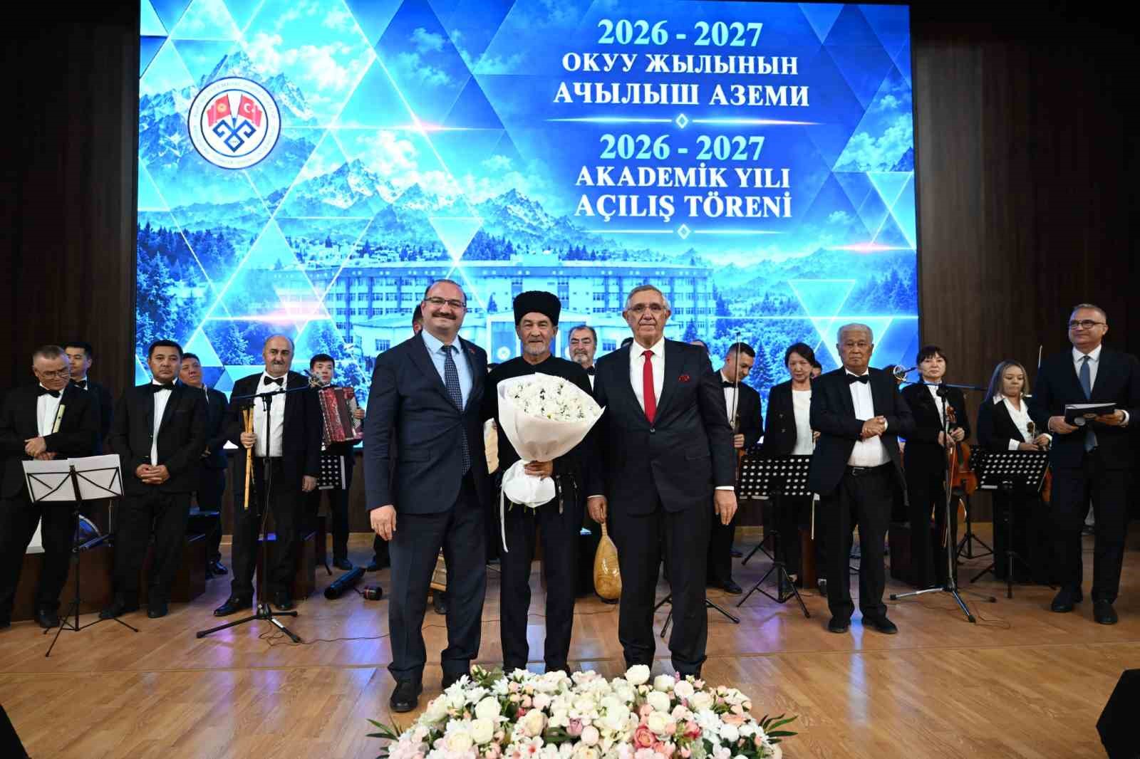 ATATÜRK ÜNİVERSİTESİ REKTÖRÜ PROF. DR. AHMET HACIMÜFTÜOĞLU, KIRGIZİSTAN-TÜRKİYE MANAS ÜNİVERSİTESİ REKTÖRÜ PROF. DR. ALPASLAN CEYLAN’IN DAVETİ ÜZERİNE BİŞKEK’TE DÜZENLENEN 2026-2027 EĞİTİM-ÖĞRETİM YILI AKADEMİK AÇILIŞ TÖRENİNE KATILDI. AÇILIŞ DERSİNİ REKTÖR HACIMÜFTÜOĞLU’NUN YAPTIĞI PROGRAM KAPSAMINDA İKİ ÜNİVERSİTE ARASINDA İŞ BİRLİĞİ PROTOKOLÜ İMZALANDI REKTÖR HACIMÜFTÜOĞLU ÇEŞİTLİ AKADEMİK TEMASLARDA DA BULUNDU.