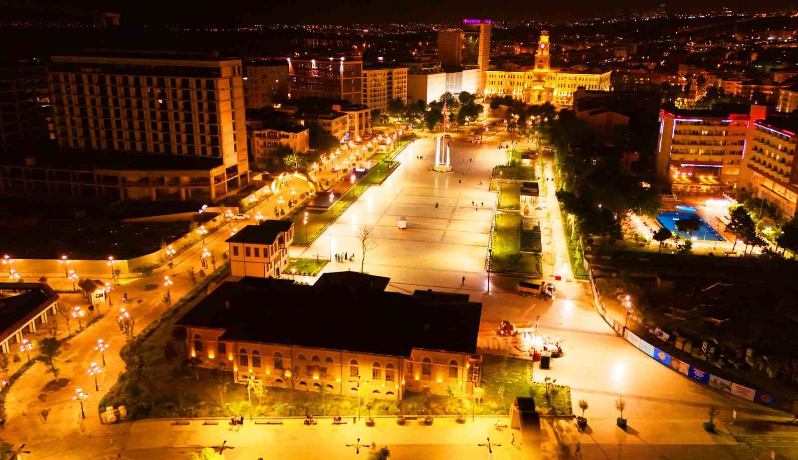 İSTANBUL BÜYÜKŞEHİR BELEDİYESİ VE BÜYÜKÇEKMECE BELEDİYESİ İŞBİRLİĞİYLE YAPIMI TAMAMLANAN TÜRKİYE’NİN EN BÜYÜK KENT MEYDANLARINDAN CUMHURİYET KENT MEYDANI, 80 BİN METREKARELİK ALANIYLA KENTİN SOSYAL VE KÜLTÜREL YAŞAMINA FARKLI BİR ZENGİNLİK KATACAK.