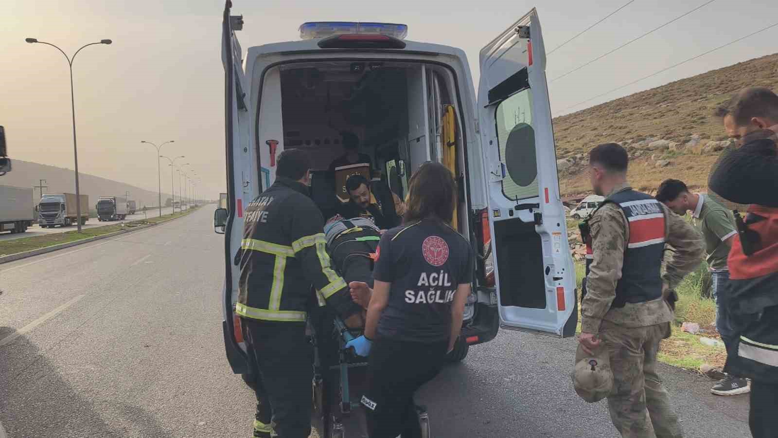 HATAY'IN REYHANLI İLÇESİNDEKİ CİLVEGÖZÜ SINIR KAPISI'NDA KONTROLDEN ÇIKAN TIR, KARŞI ŞERİDE GEÇEREK ZEYTİN BAHÇESİNE DEVRİLDİ. KAZADA YARALANAN SÜRÜCÜ, İTFAİYE EKİPLERİ TARAFINDAN KURTARILARAK HASTANEYE KALDIRILDI.