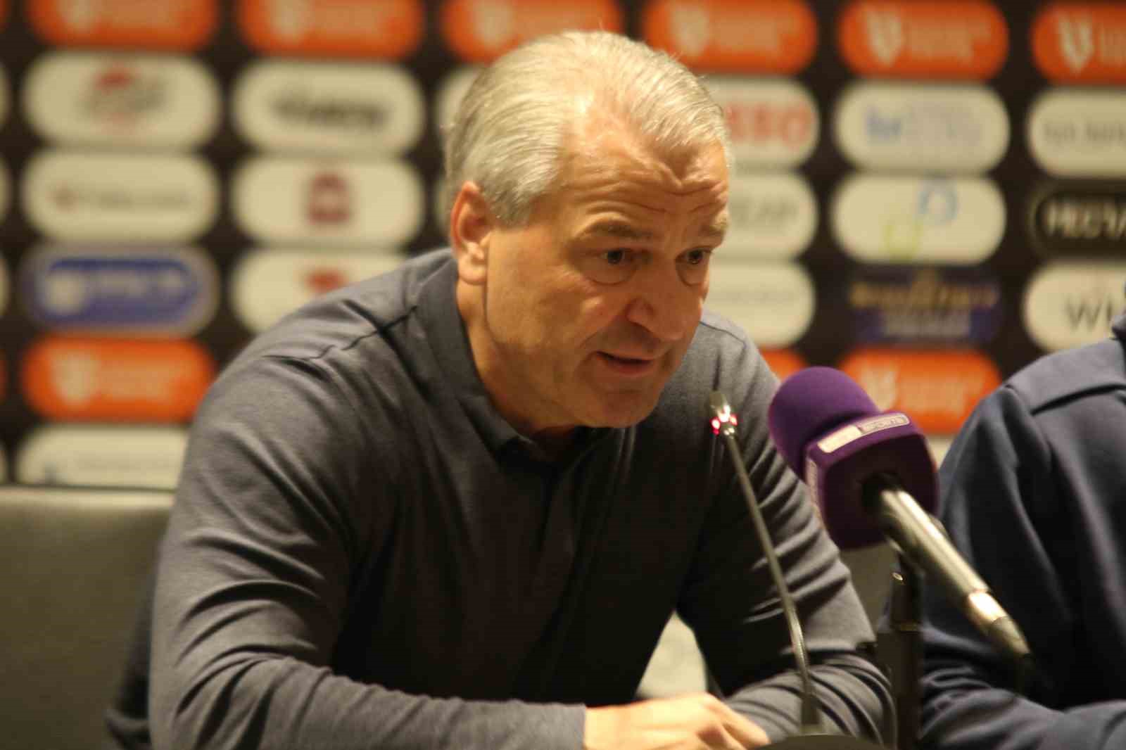 GENÇLERBİRLİĞİ TEKNİK DİREKTÖRÜ BERND STORCK, GALATASARAY MÜSABAKASININ ARDINDAN, "MAÇ BİTİMİNDE TÜM FUTBOLCULARIMLA GÖRÜŞTÜM VE KONUŞTUM. SÖYLEDİĞİM ŞEY ŞUYDU, ‘SİZİNLE GURUR DUYUYORUM’. BU MAÇLA İLGİLİ GURURLU OLDUĞUMU SÖYLEYEBİLİRİM ÇÜNKÜ GERÇEKTEN TAKIMIM İYİ BİR MAÇ ÇIKARDI" DEDİ.
