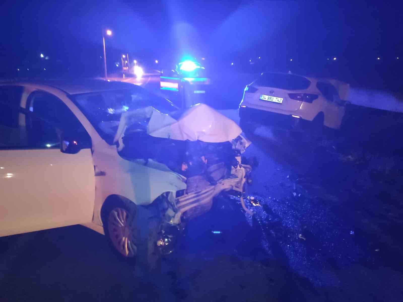 KEŞAN’DA İKİ OTOMOBİLİN ÇARPIŞTIĞI KAZADA 5 KİŞİ YARALANDI